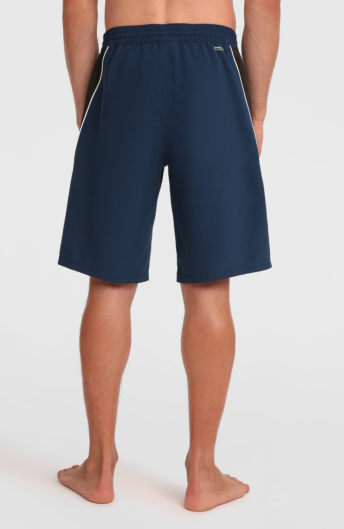 90s 21'' Badehose für Herren, blau mit Logo-Print in Weiß und Schwarz, Rückansicht mit elastischem Bund am Model