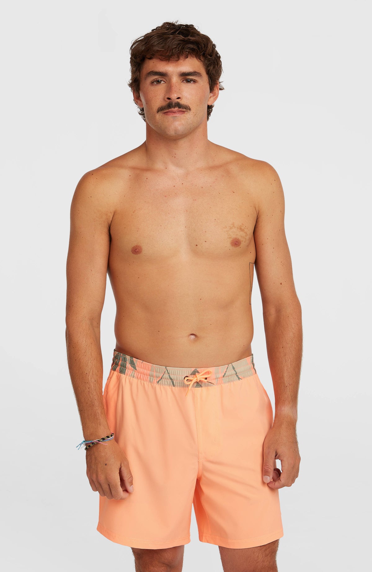 O'Neill Pocket Print 16'' Badehose für Herren, orange, Vorderansicht, getragen am Model mit Kordelzug