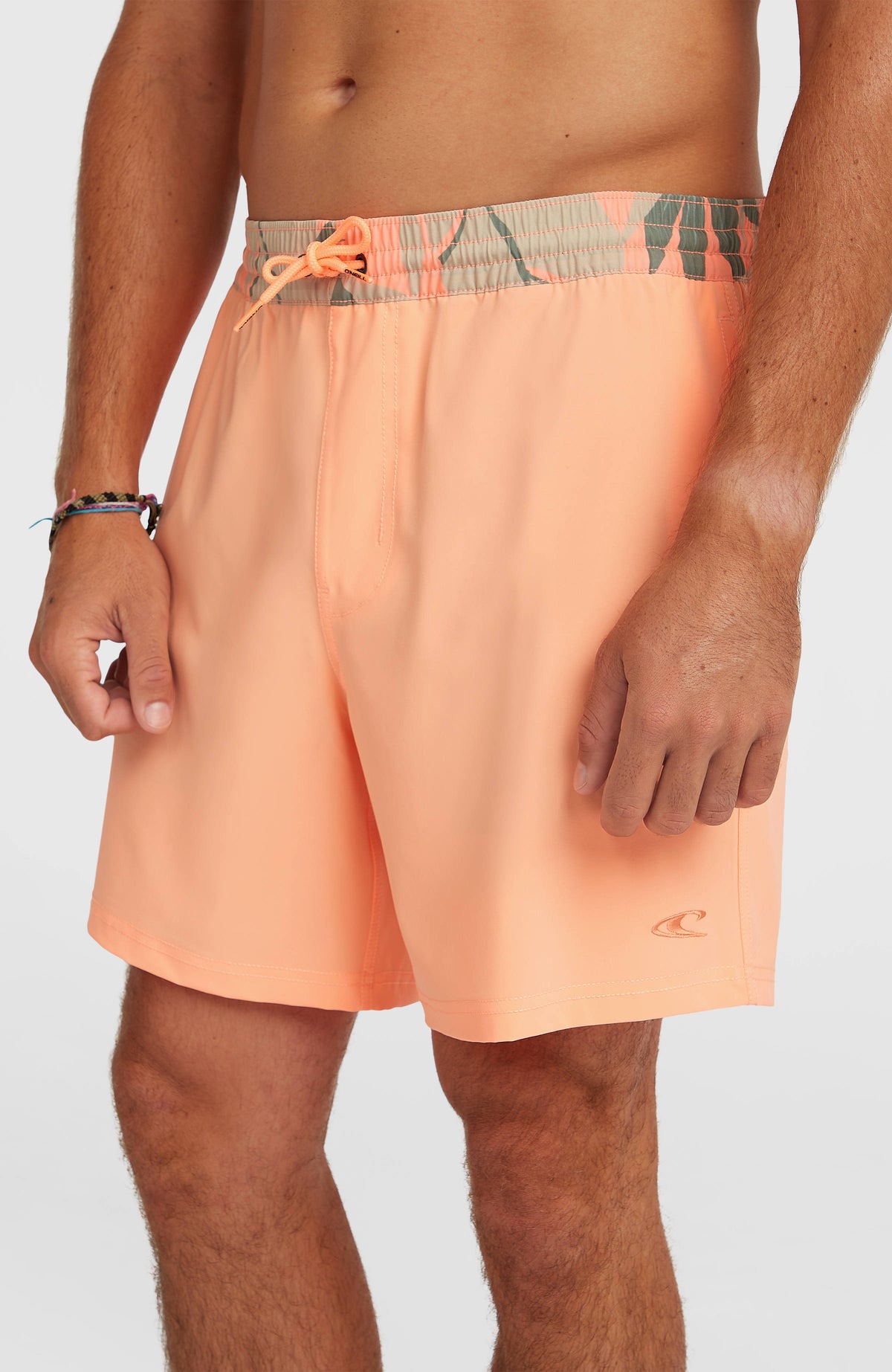 Pocket Print 16'' Badehose für Herren, orange, Nahaufnahme von Bund, Kordelzug und kleiner Logo-Stickerei