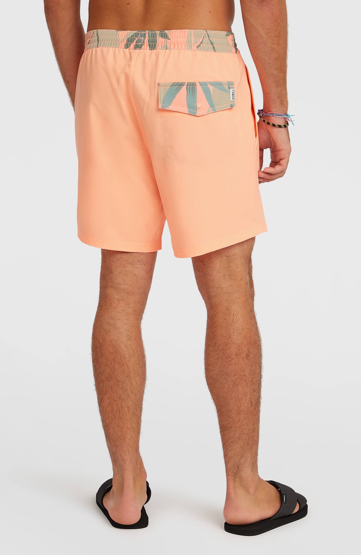 Pocket Print 16'' Badehose für Herren, orange, Rückansicht, getragen am Model, Gesäßtasche mit gemusterter Klappe