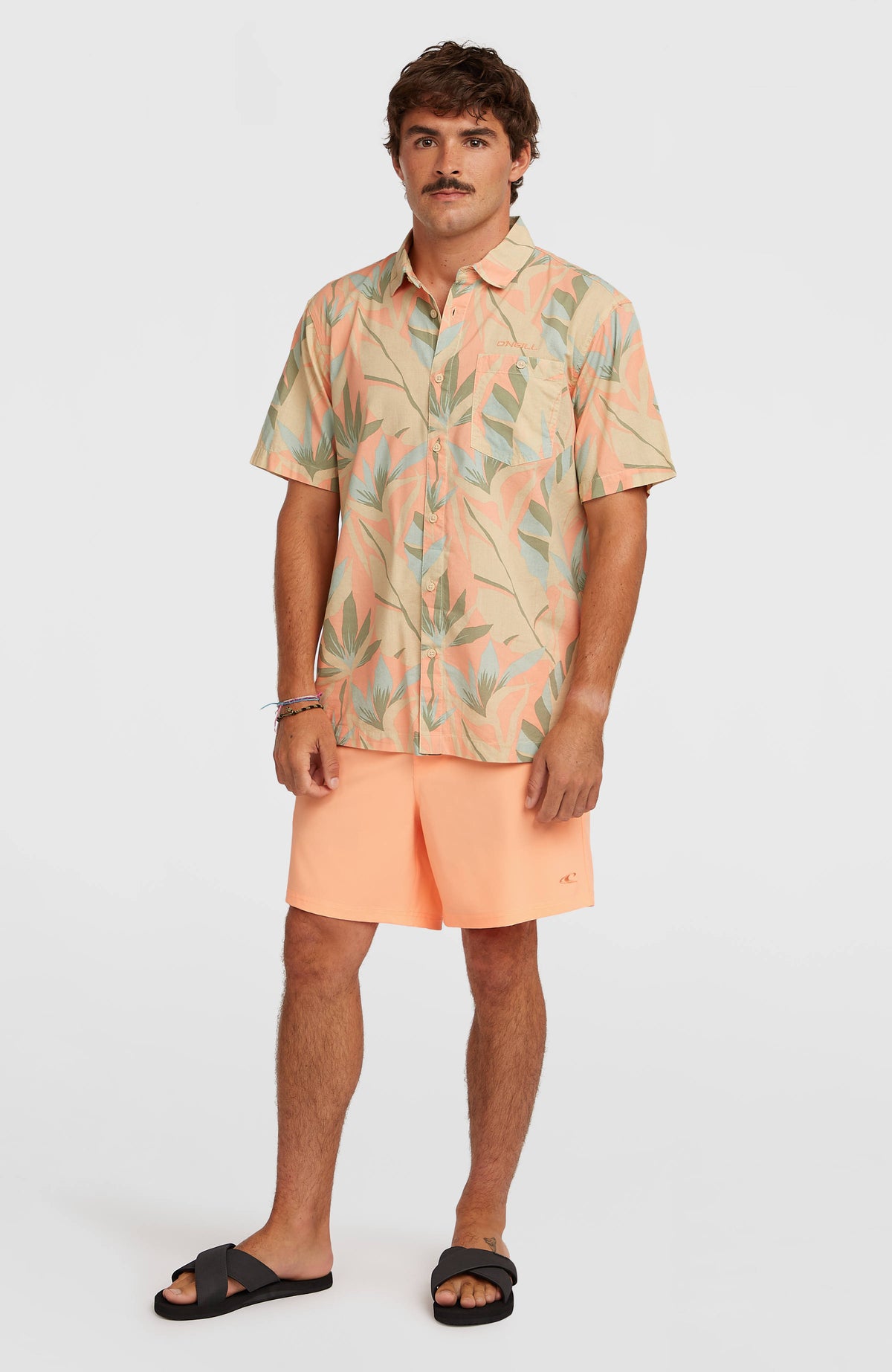 Pocket Print 16'' Badehose für Herren, orange, Ganzkörperansicht, getragen am Model mit gemustertem Kurzarmhemd