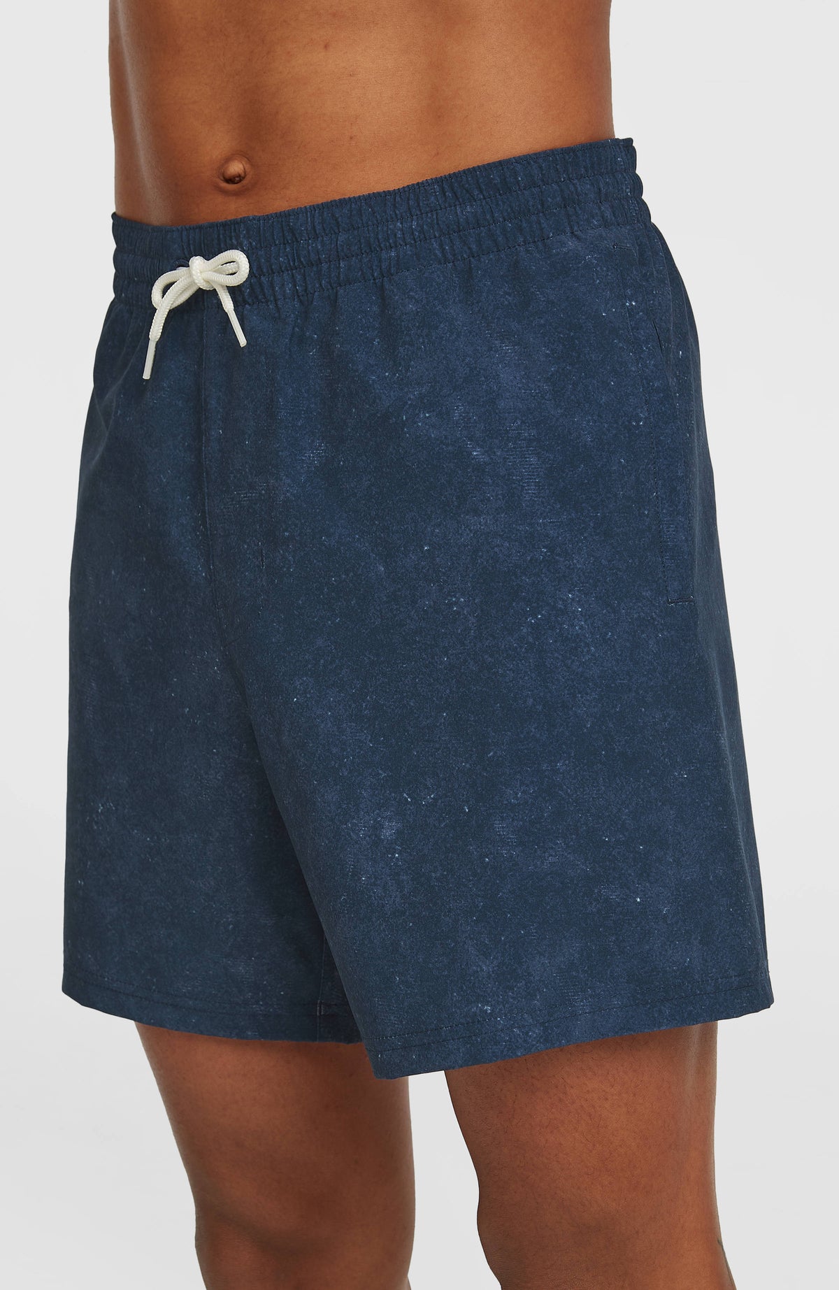 O'Riginals Cali Ocean 16'' Badehose, blau, Nahaufnahme von Bund und Kordelzug am Model