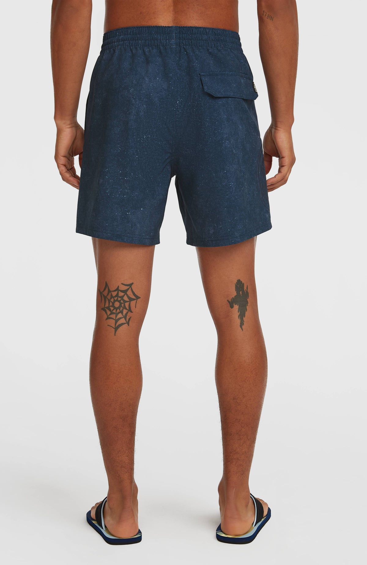 O'Riginals Cali Ocean 16'' Badehose, blau, Rückansicht am Model mit Gesäßtasche