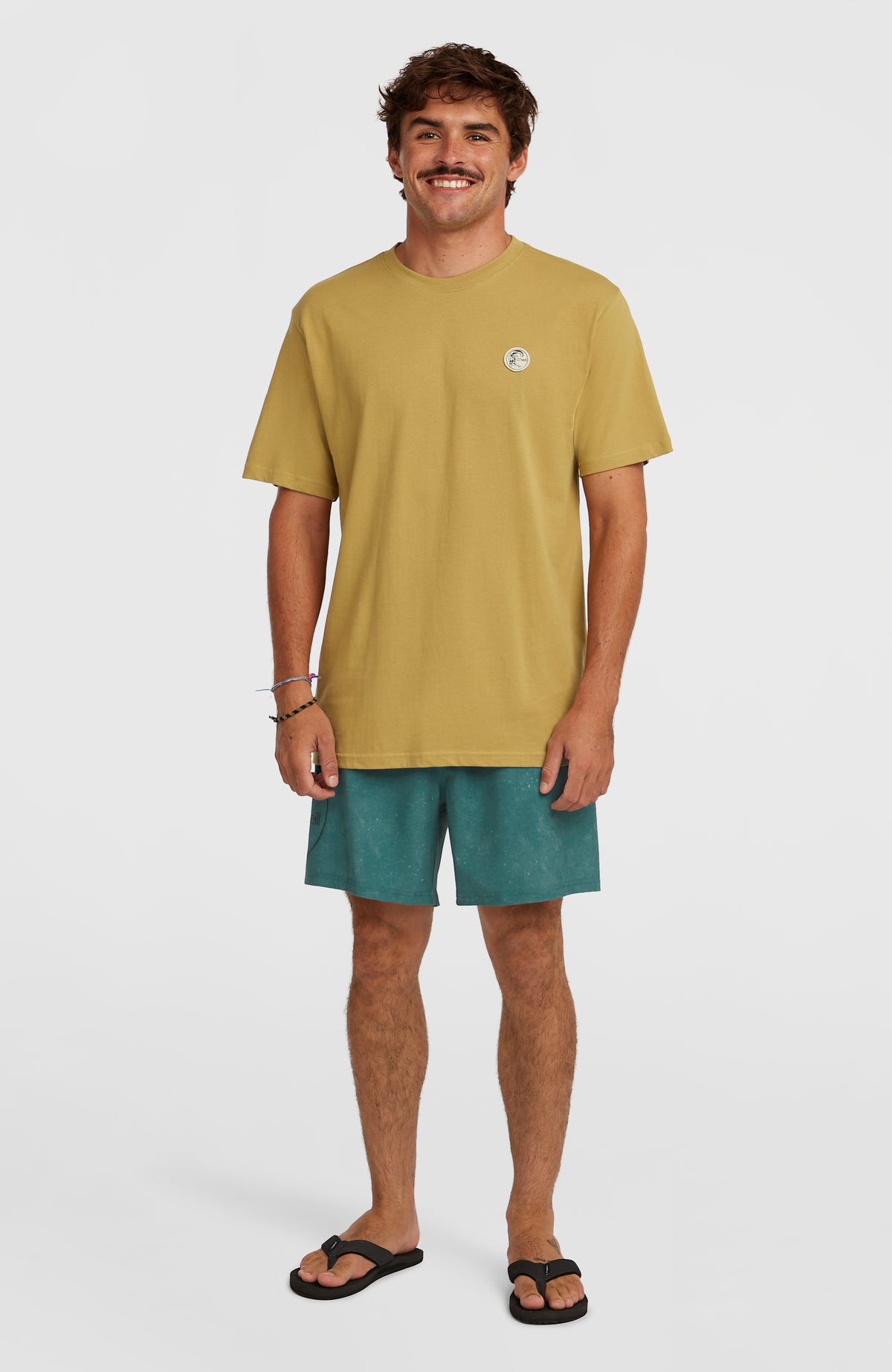 O'Riginals Cali Ocean 16'' Badehose für Herren, grün mit Logo-Print in Dunkelgrün, Ganzkörperansicht am Model
