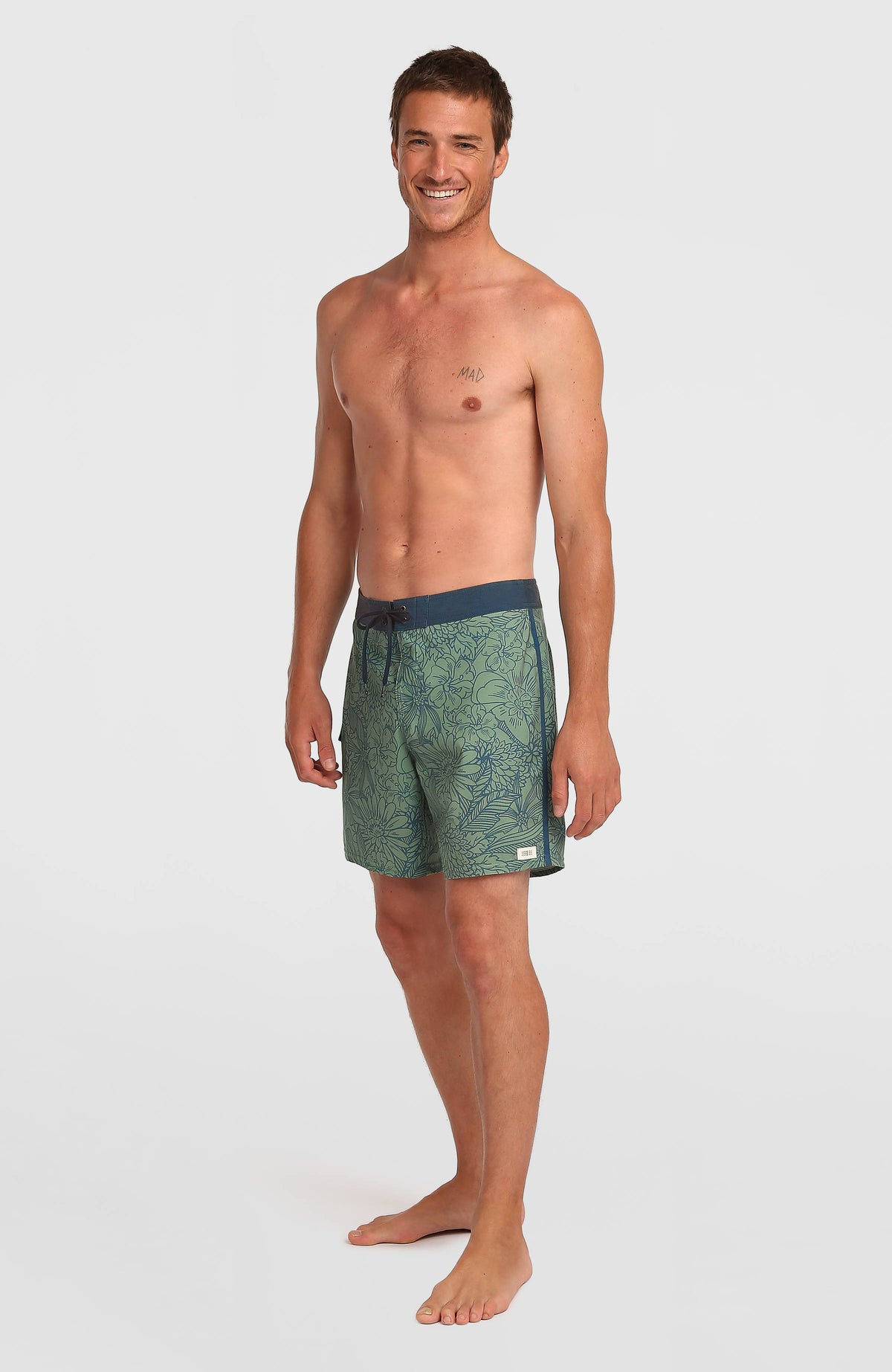 Lineup 18'' Boardshorts für Herren, grün mit Blumenmuster in Dunkelblau, Ganzkörperansicht am Model von der Seite