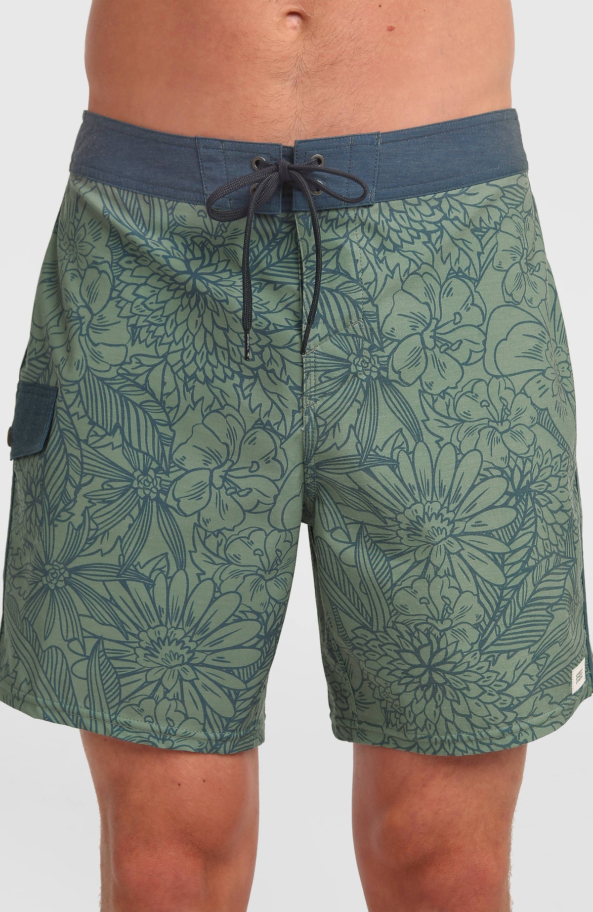 Nahaufnahme der grünen Lineup 18'' Boardshorts für Herren mit Blumenmuster in Dunkelblau, Bund mit Kordelzug am Model