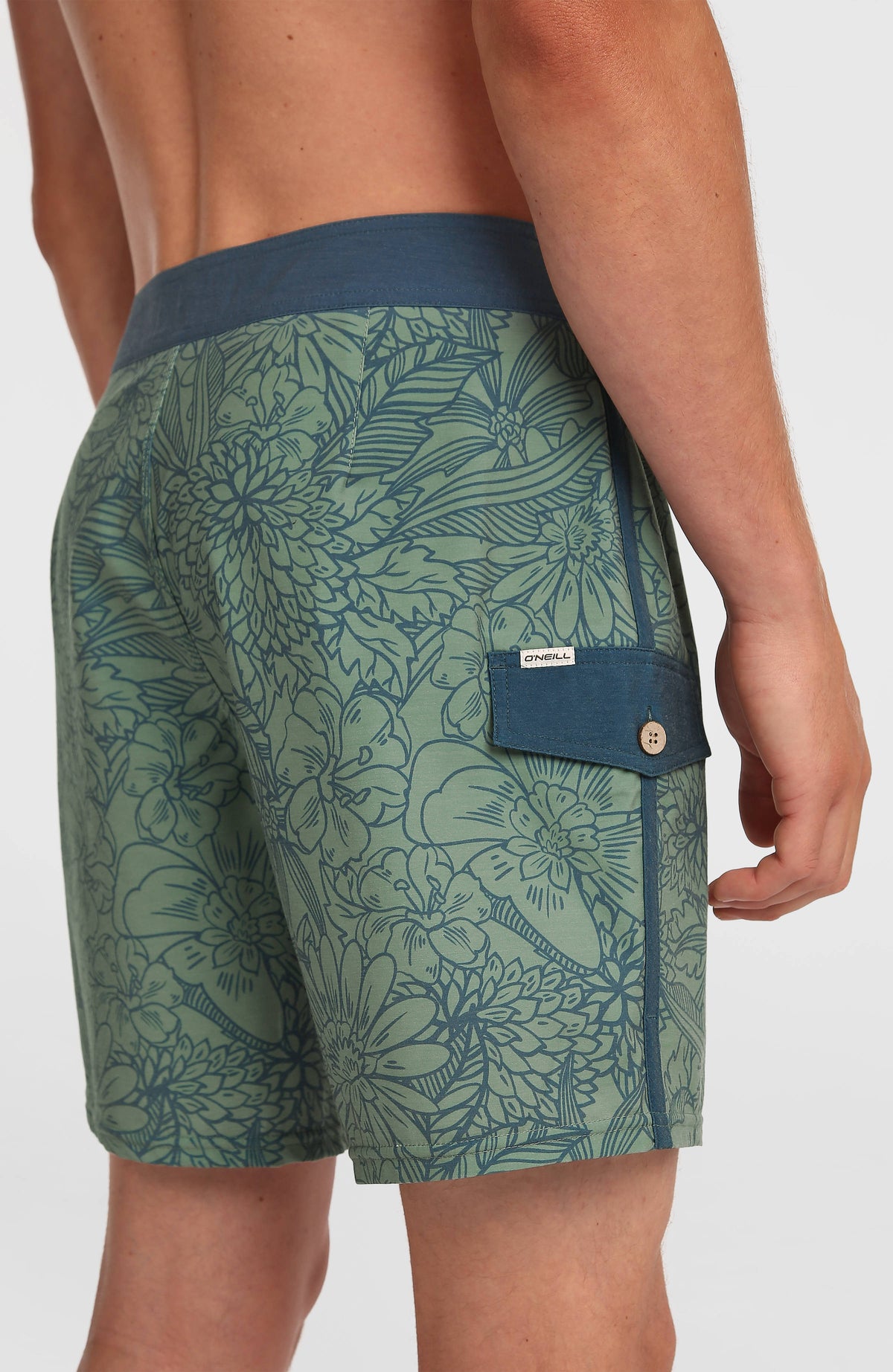 Nahaufnahme der grünen Lineup 18'' Boardshorts für Herren mit Blumenmuster in Dunkelblau, Seitentasche mit Patte und Knopf