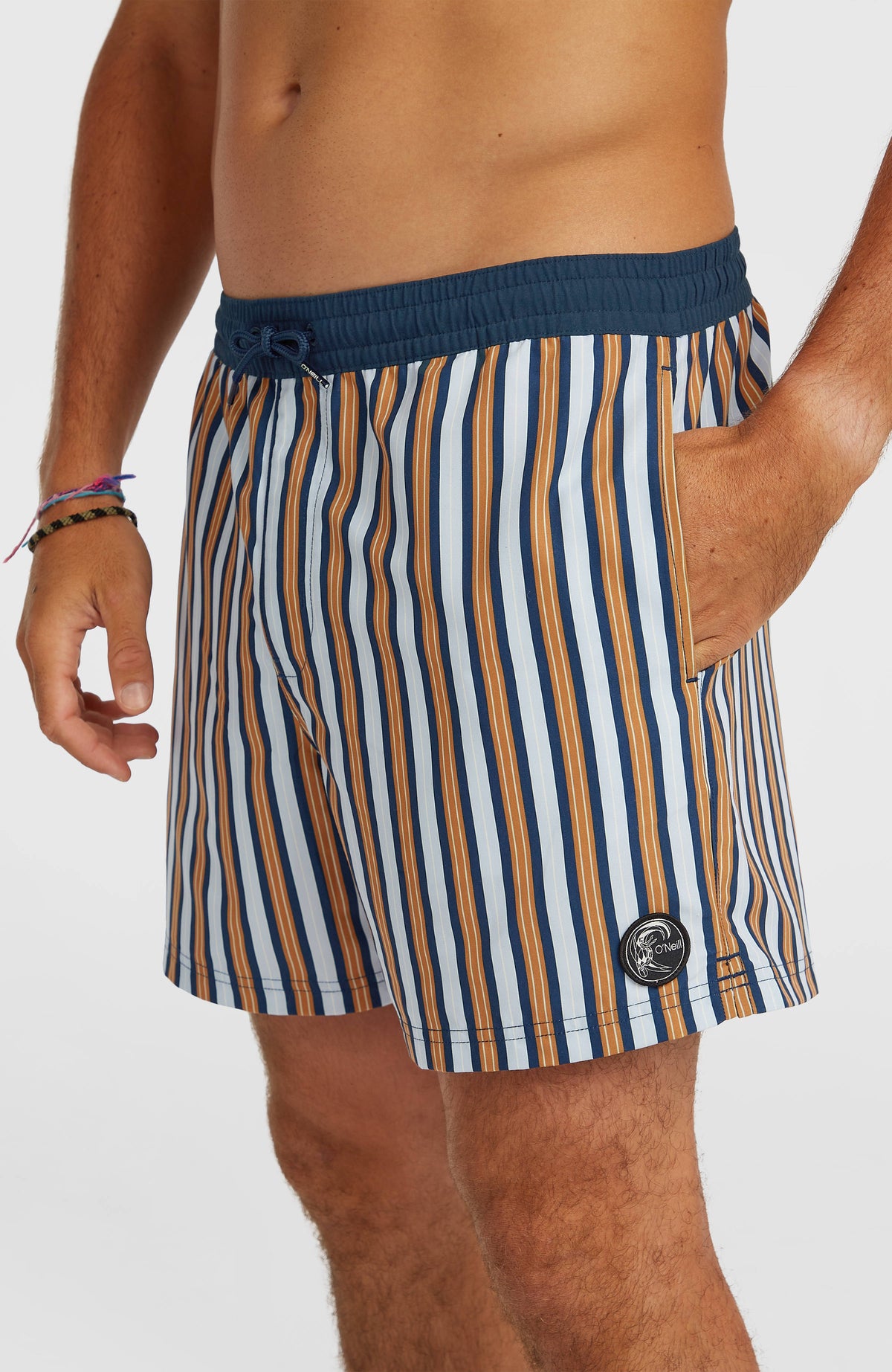 O'Riginals Stripe 15'' Badehose, blau mit Streifenmuster in Orange und Weiß, Nahaufnahme mit Seitentasche
