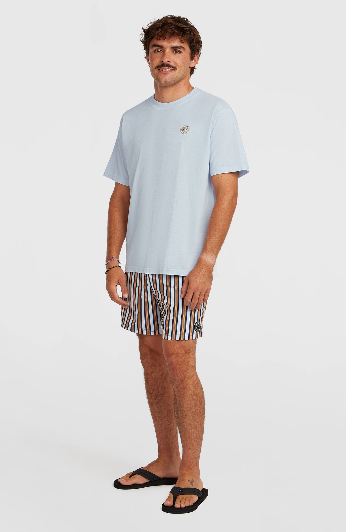 O'Riginals Stripe 15'' Badehose für Herren, blau mit Streifenmuster in Orange und Weiß, getragen am Model