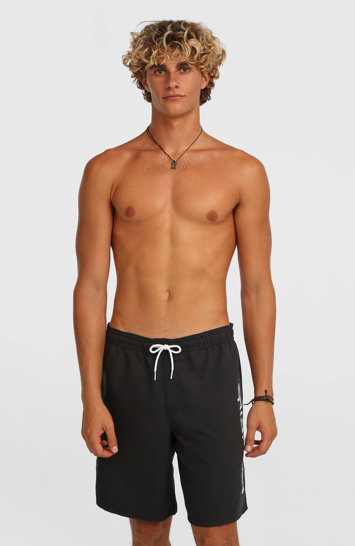 O'Neill Retro 19'' Badehose für Herren, schwarz mit Logo-Print in Weiß, Vorderansicht am Model mit Kordelzug