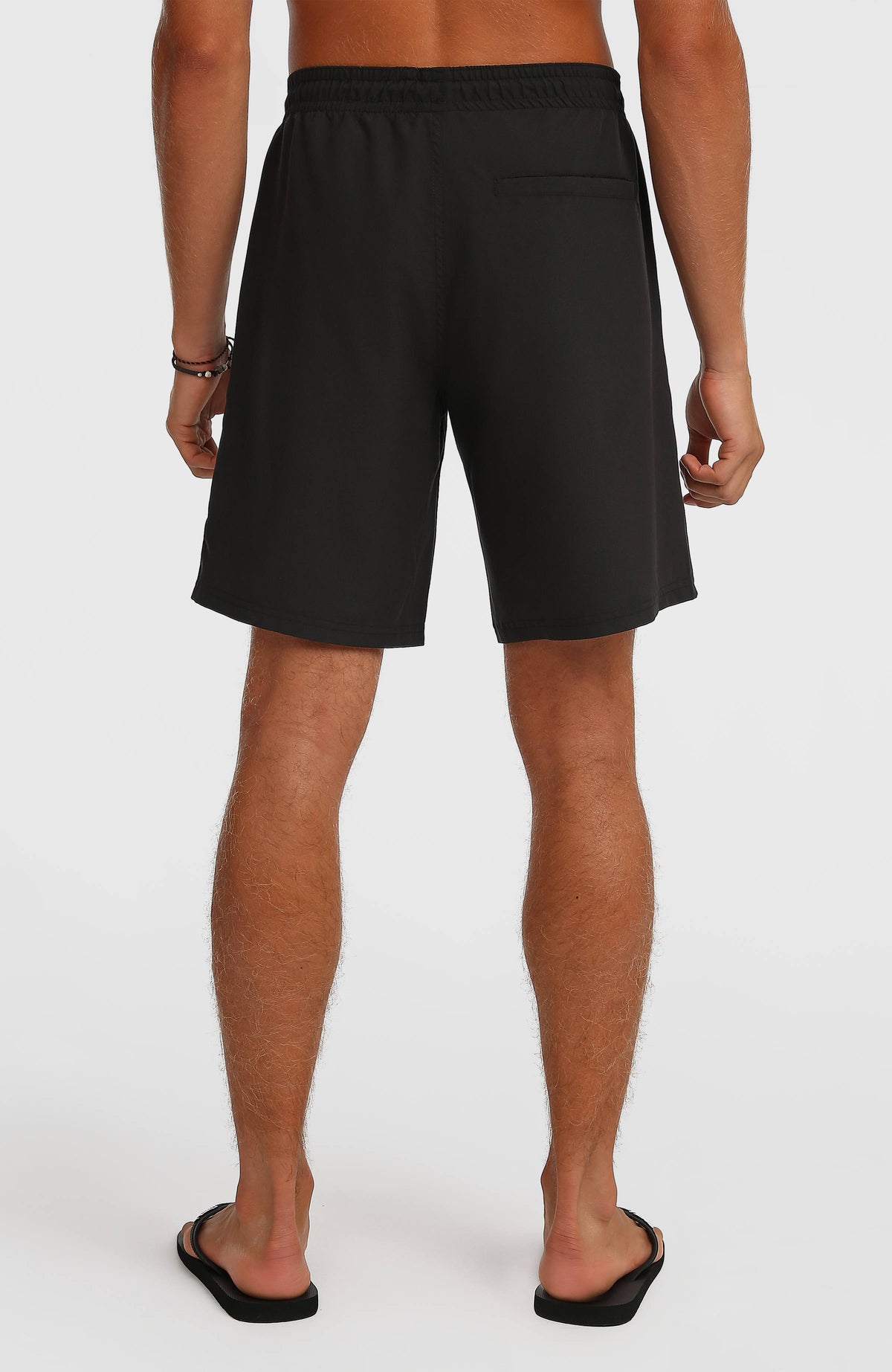 Retro 19'' Badehose für Herren, schwarz, Rückansicht am Model mit elastischem Bund und eingelassener Gesäßtasche