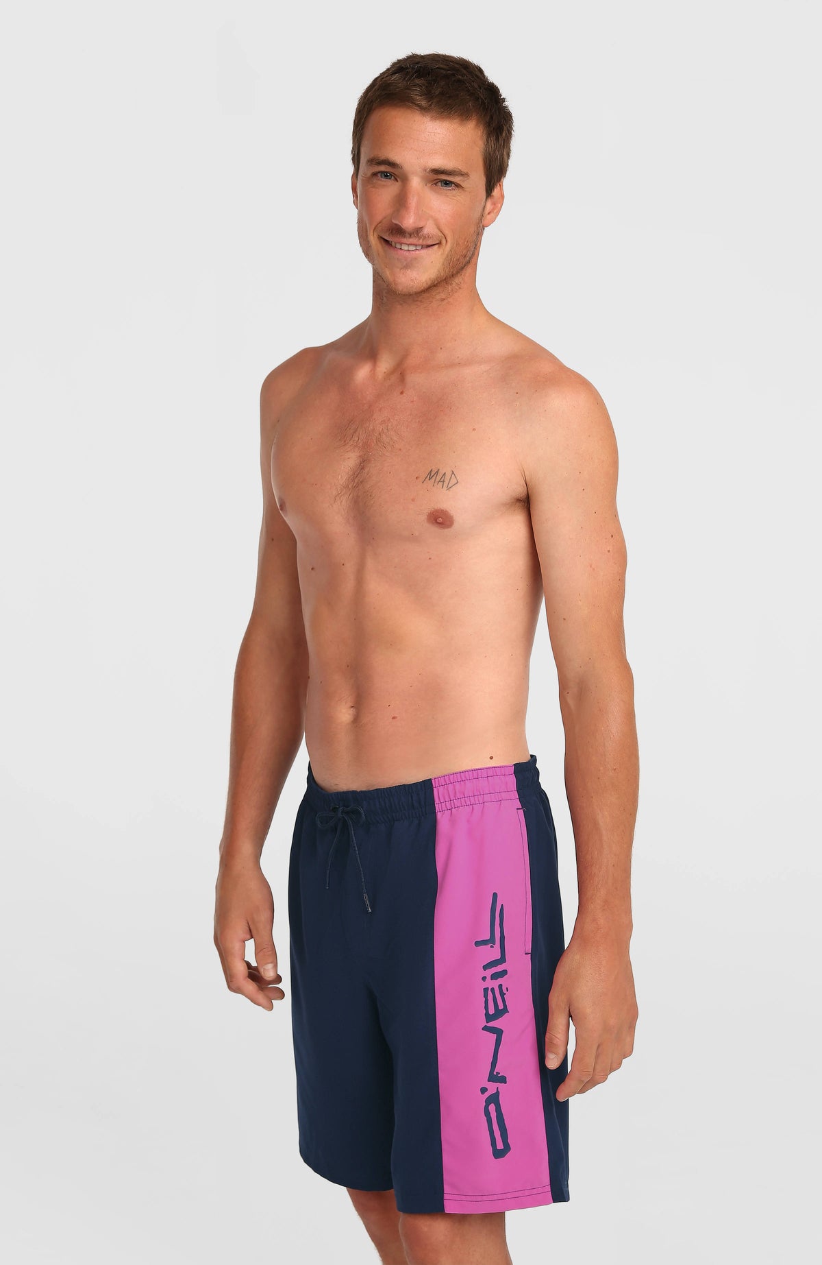 O'Neill Retro 19'' Badehose für Herren, blau mit Logo-Print in Navy, Vorderansicht am Model
