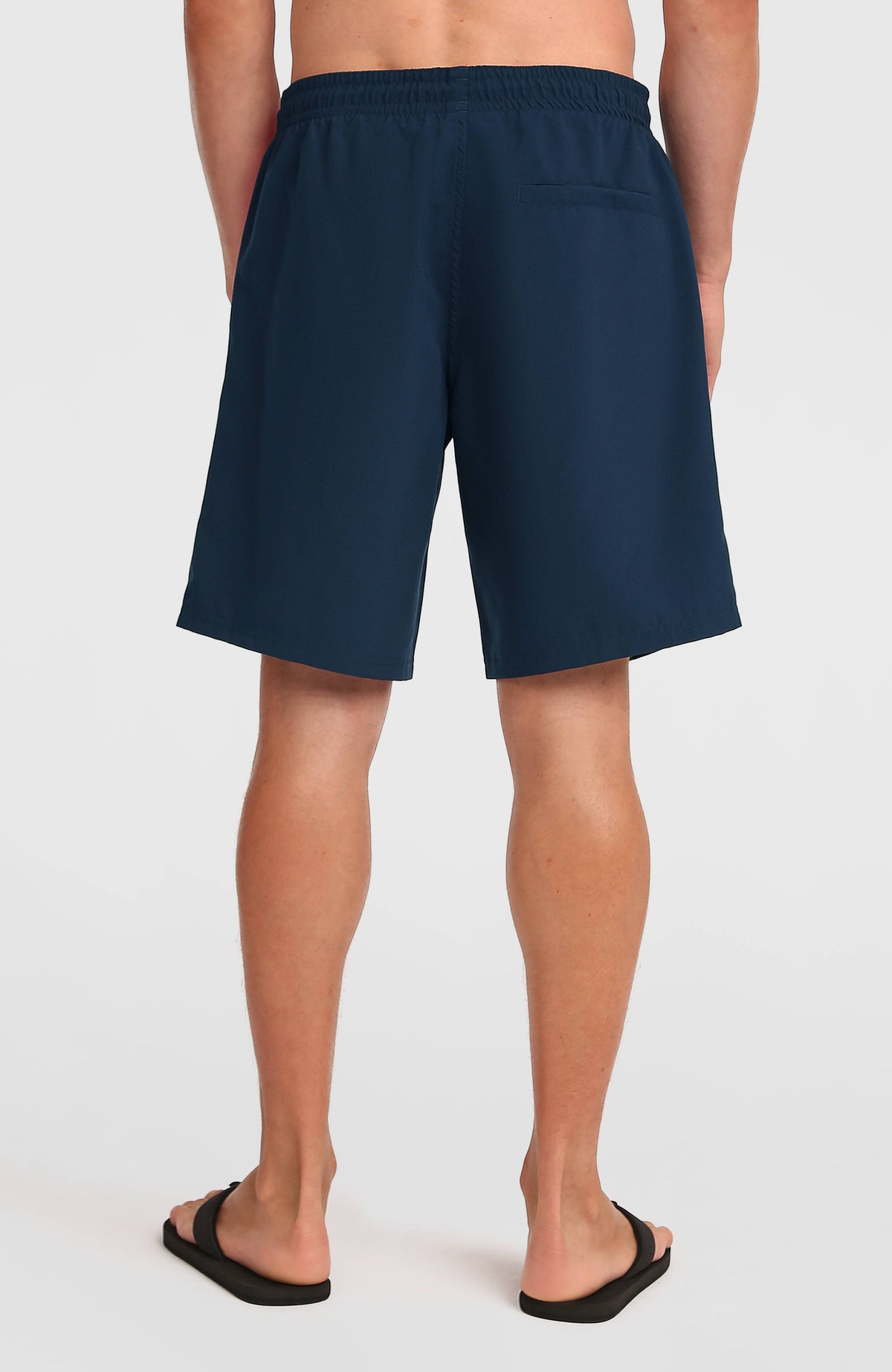 Retro 19'' Badehose für Herren, blau mit Logo-Print in Navy, Rückansicht am Model mit Gesäßtasche