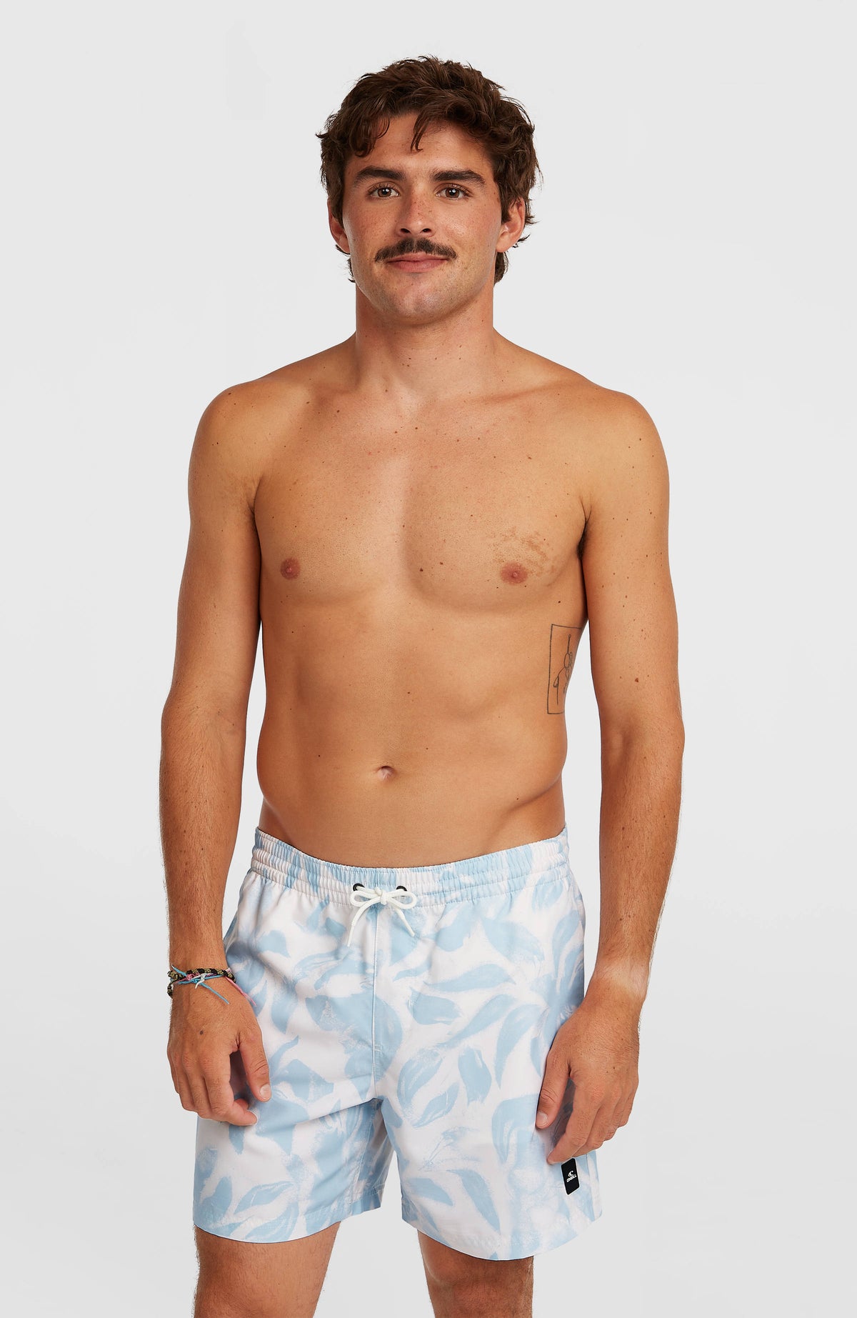 O'Neill Print 16'' Badehose für Herren, weiß mit Blumenmuster in Hellblau, Vorderansicht am Model