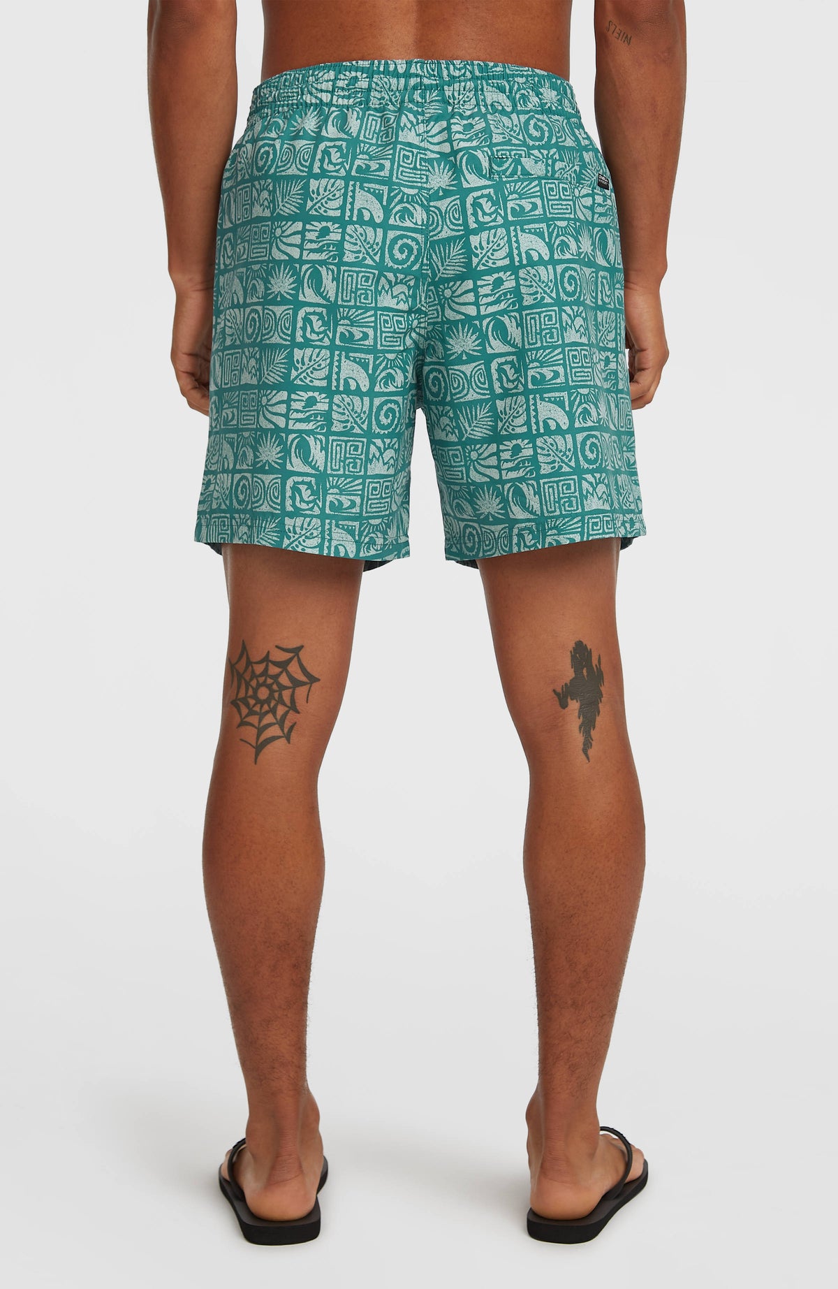 Print 16'' Badehose für Herren, blau mit Grafikmuster in Hellblau, Rückansicht am Model, elastischer Bund