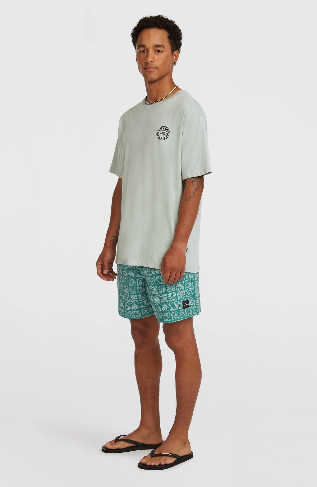 Print 16'' Badehose für Herren, blau mit Grafikmuster in Hellblau, Ganzkörperansicht am Model von der Seite