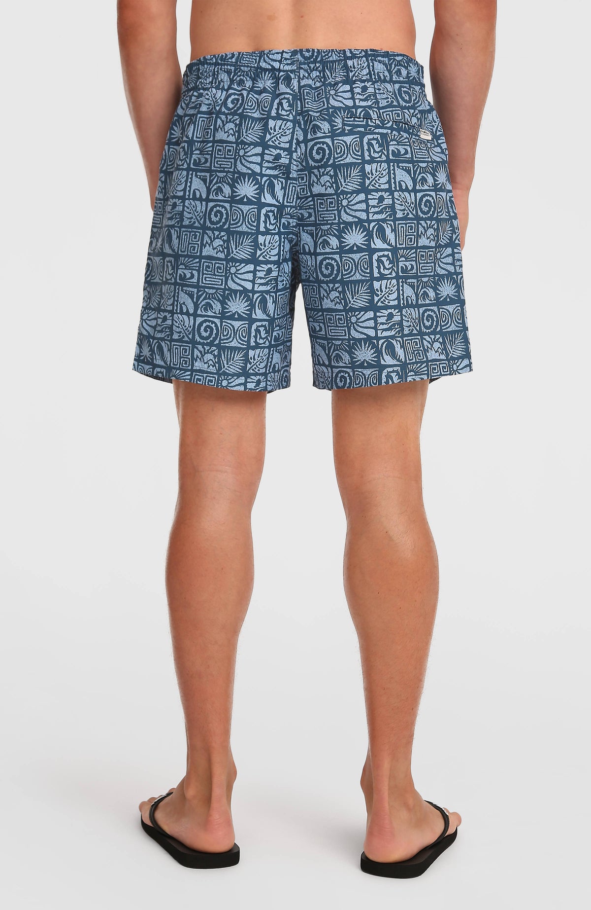 Print 16'' Badehose für Herren, blau mit Grafikmuster in Hellblau, Rückansicht am Model mit Gesäßtasche
