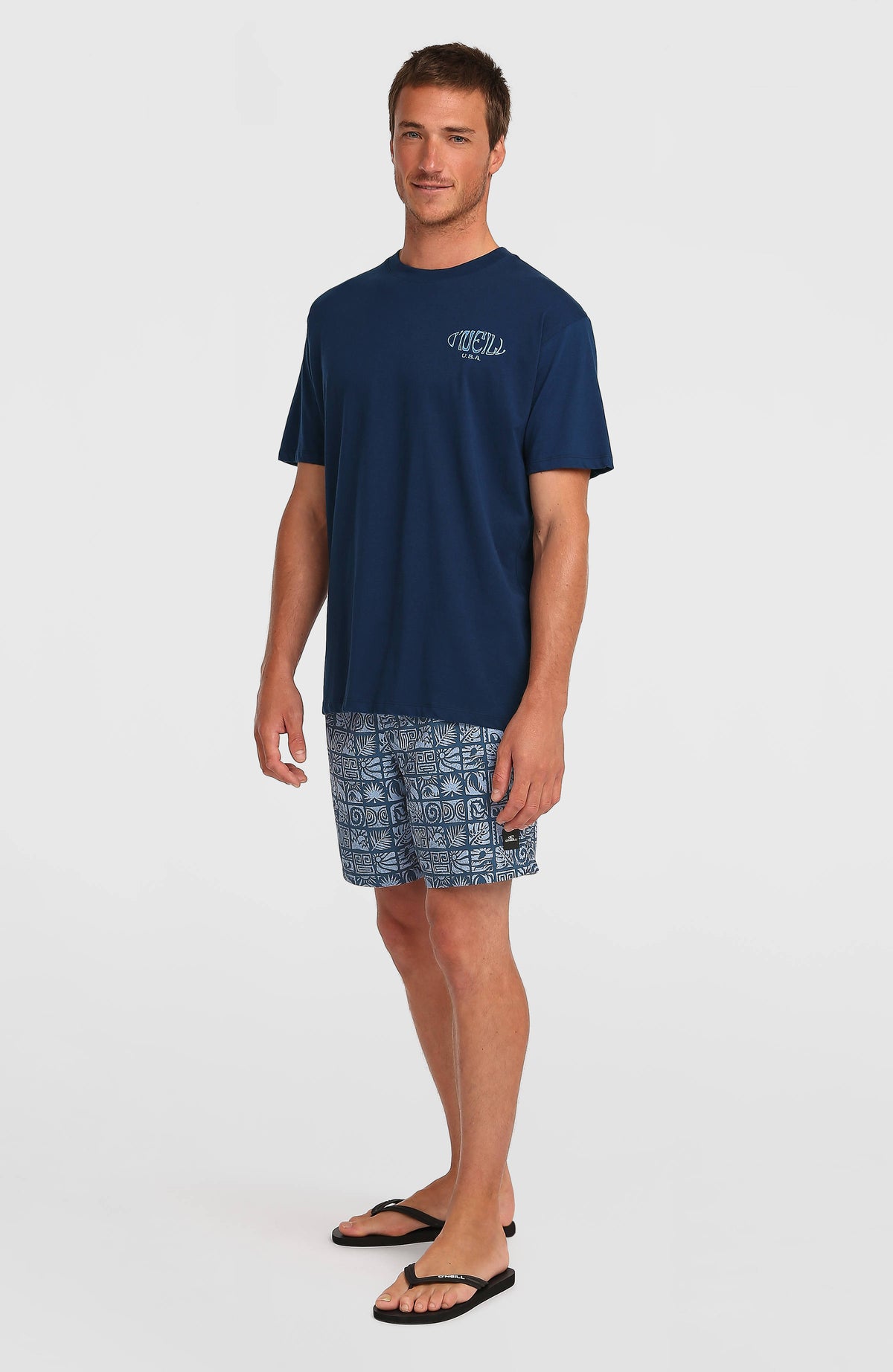 Print 16'' Badehose für Herren, blau mit Grafikmuster in Hellblau, Ganzkörperansicht am Model
