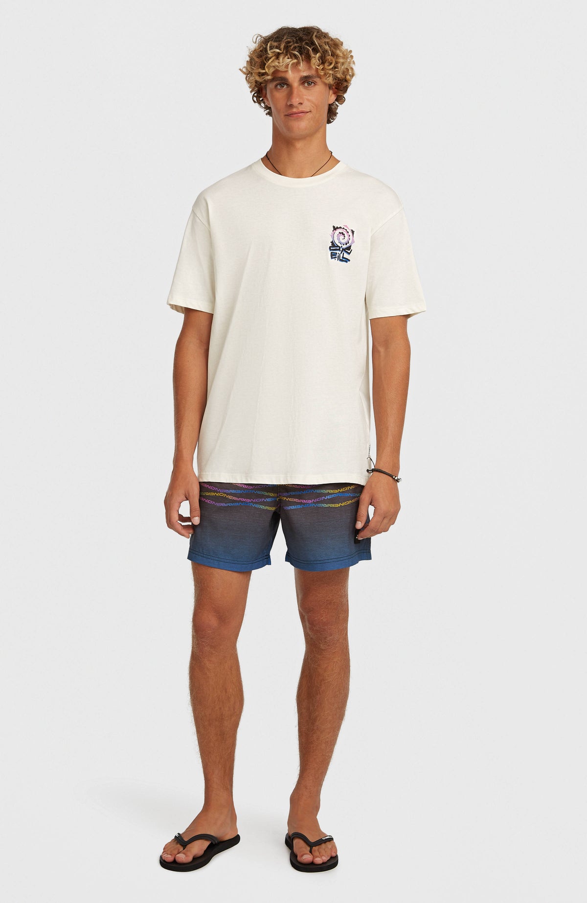 First 15'' Badehose für Herren, blau mit Logo-Print in Gelb und Pink, Ganzkörperansicht am Model