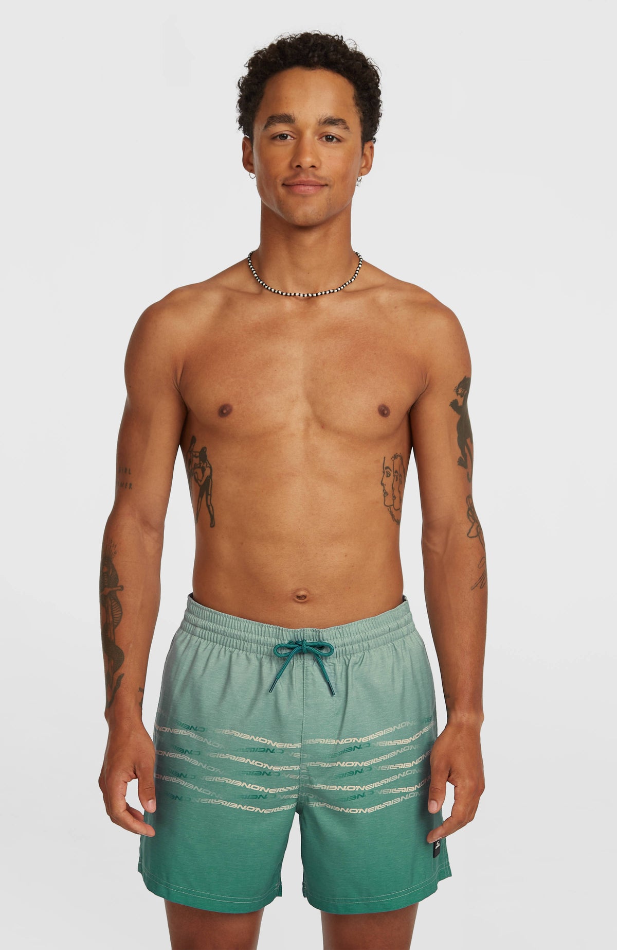 O'Neill First 15'' Badehose für Herren, grün mit Logo-Print in Beige, Vorderansicht am Model