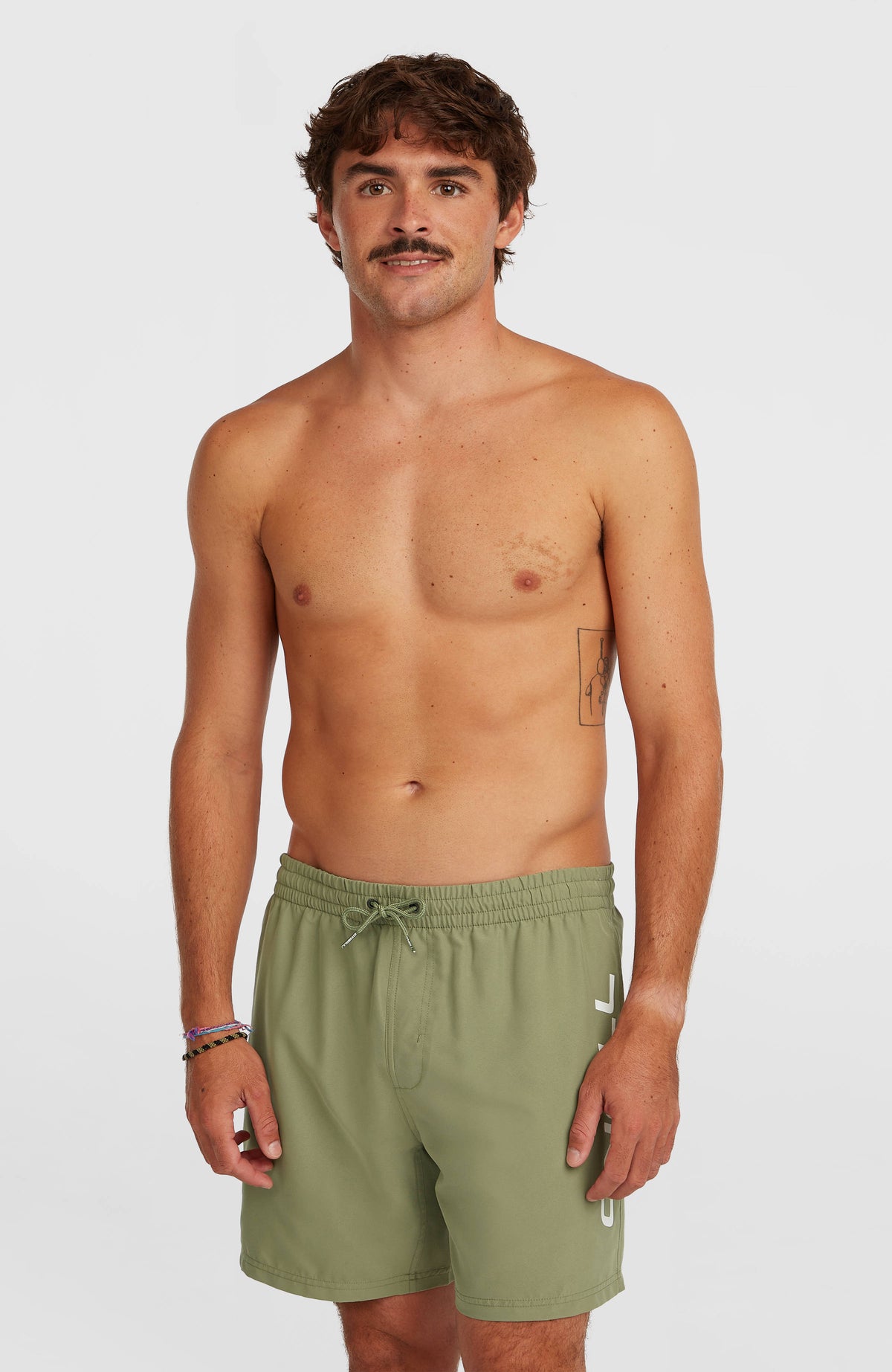 O'Neill Logo 16'' Badehose für Herren, grün mit Logo-Print in Weiß, Vorderansicht am Model