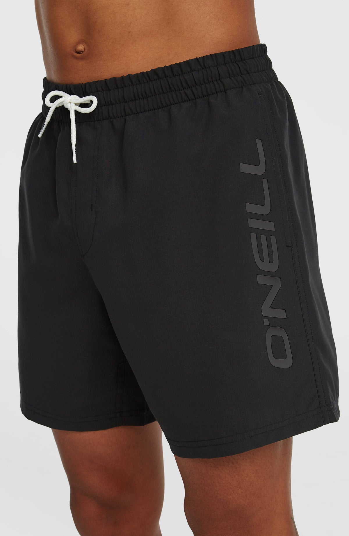 Logo 16'' Badehose für Herren, schwarz mit Logo-Print in Grau, Nahaufnahme von der Seite am Model mit Bund