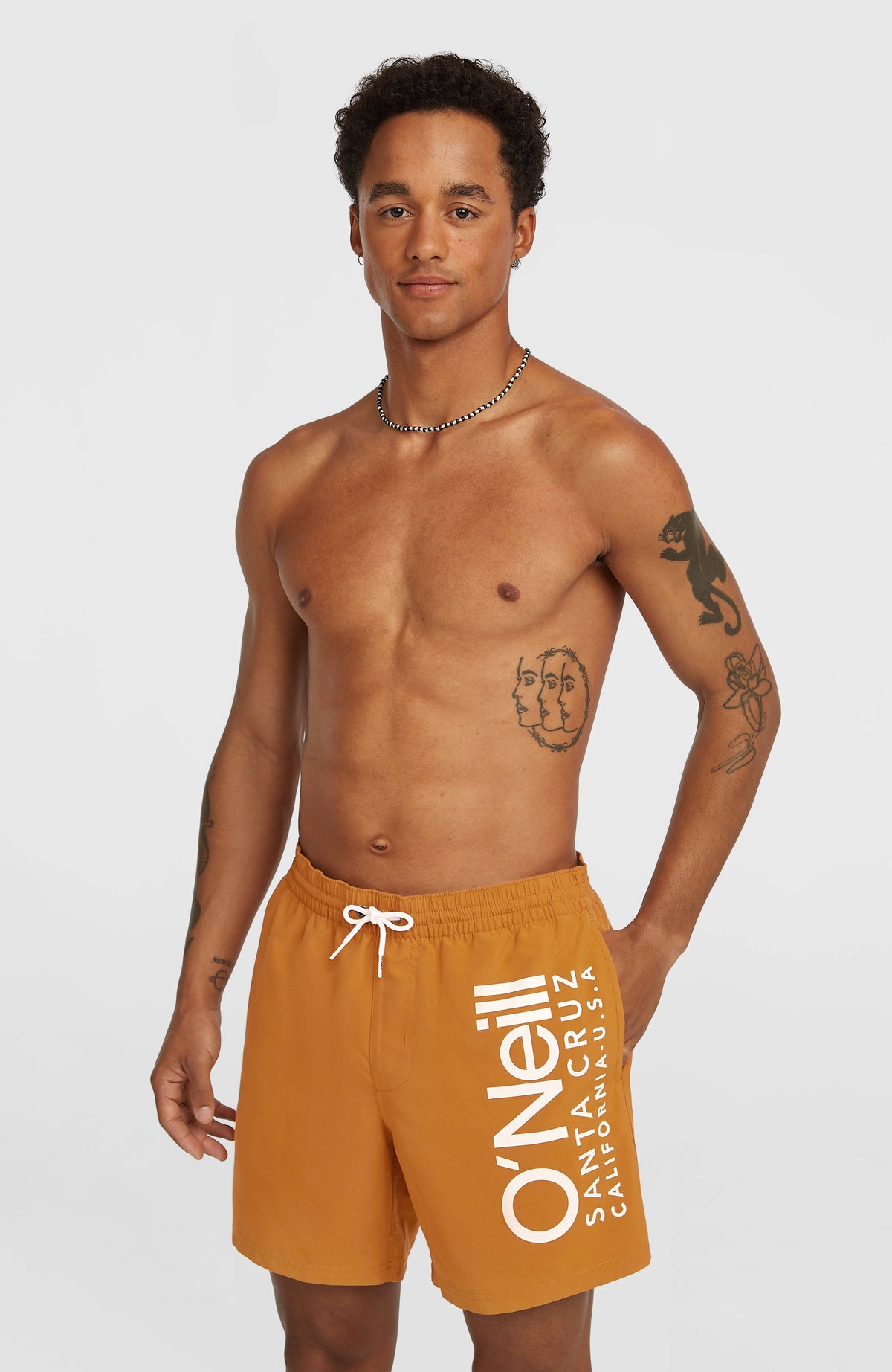 O'Neill Cali 16'' Badehose für Herren, orange mit Logo-Print in Weiß, Vorderansicht getragen am Model