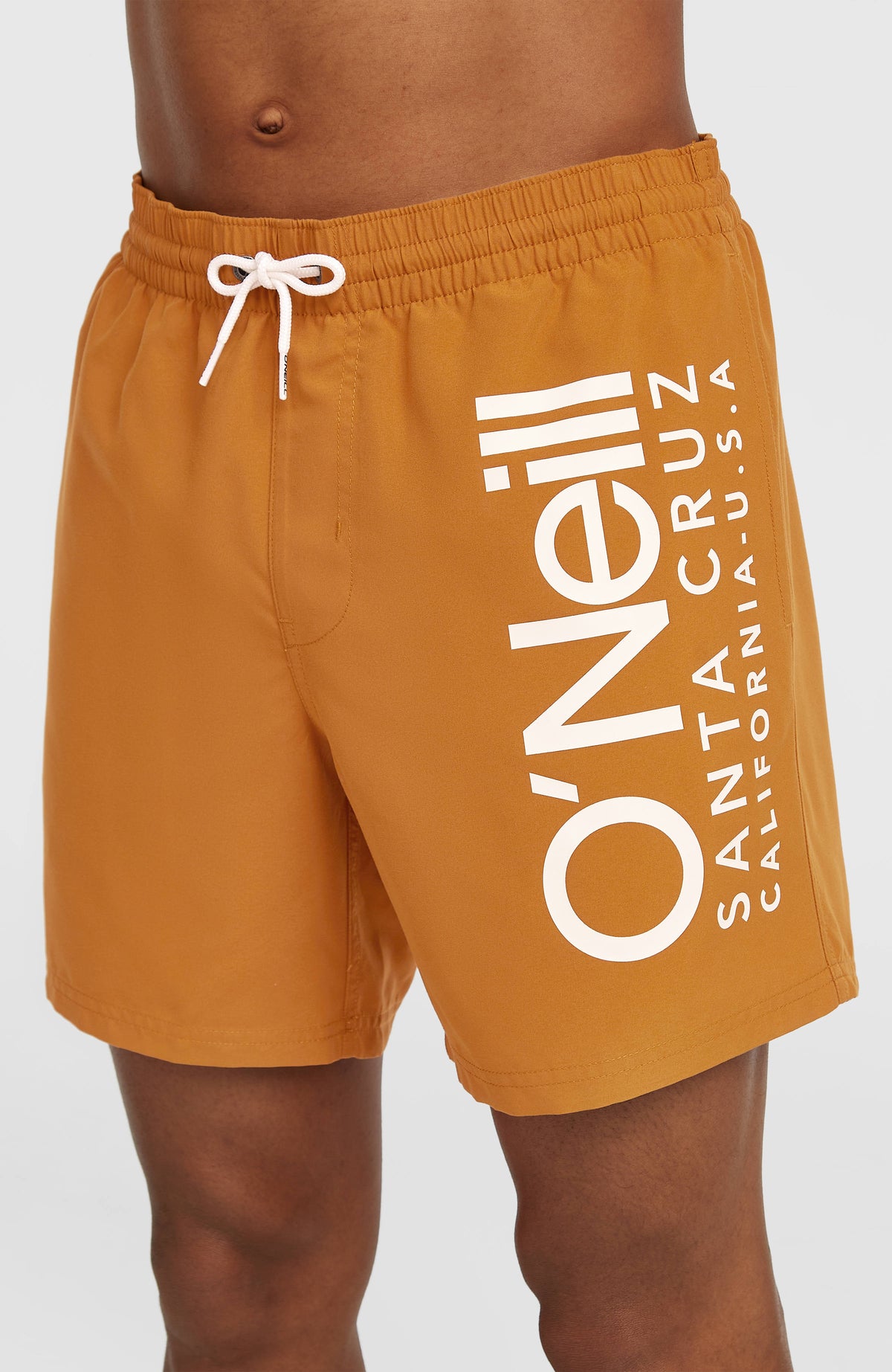 Cali 16'' Badehose für Herren, orange mit Logo-Print in Weiß, Nahaufnahme von elastischem Bund und Kordelzug