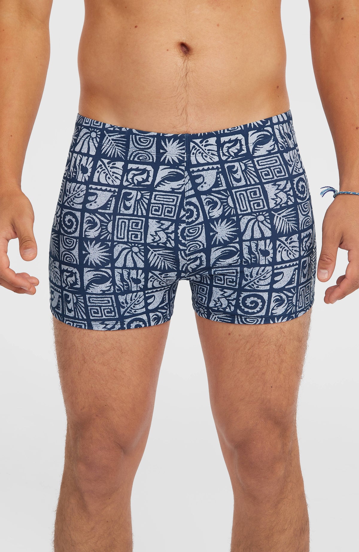 O'Neill Essentials All-Over-Print Racer Badehose für Herren, blau mit Grafikmuster in Hellblau, Vorderansicht am Model