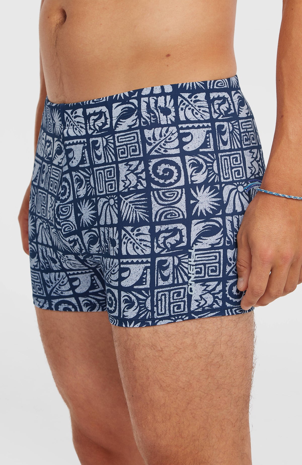 Essentials All-Over-Print Racer Badehose für Herren, blau mit Grafikmuster in Hellblau, Halbprofil mit Logo-Schriftzug
