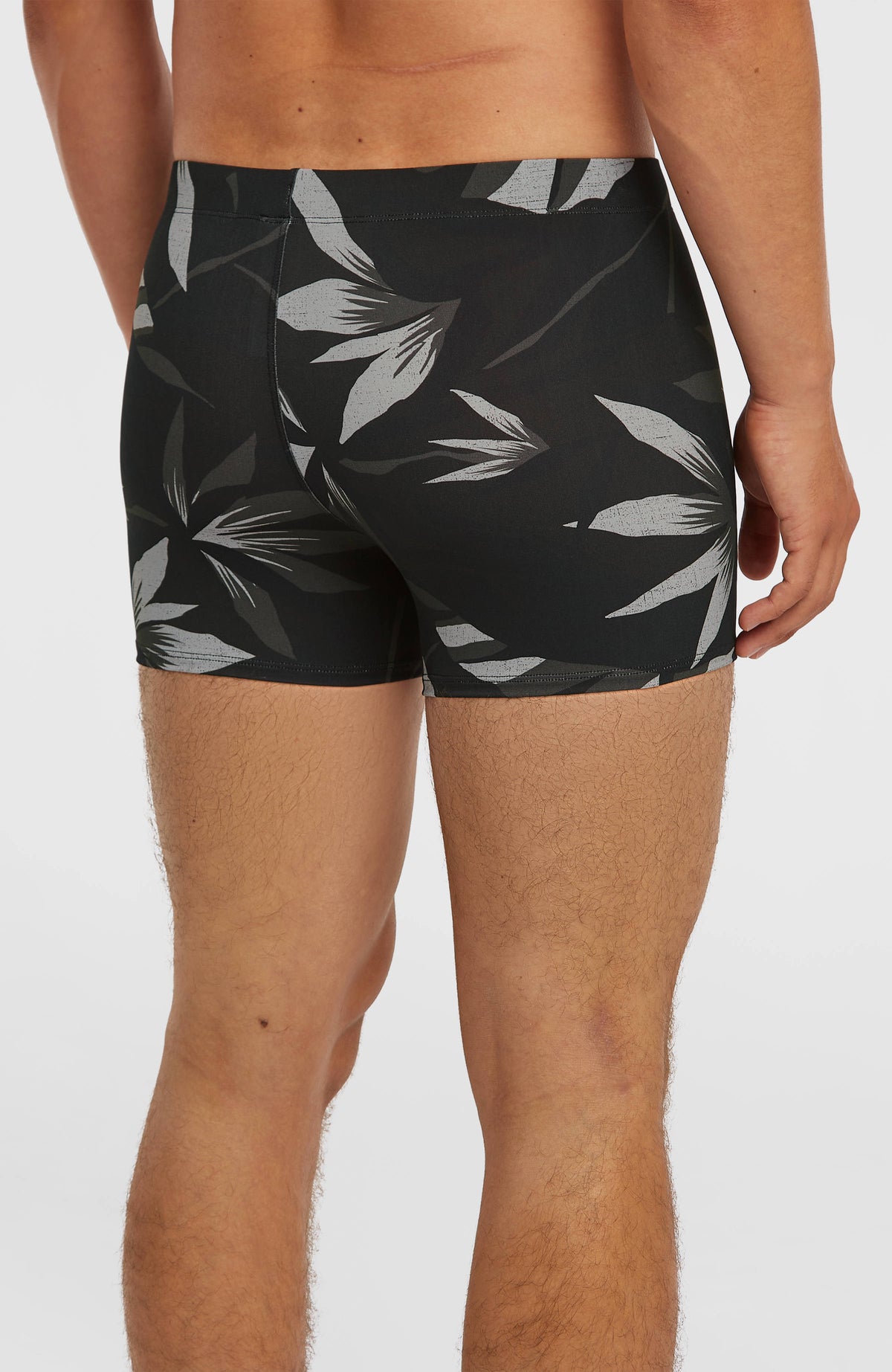 Essentials All-Over-Print Racer Badehose für Herren, schwarz mit Blättermuster in Grau, Rückansicht am Model