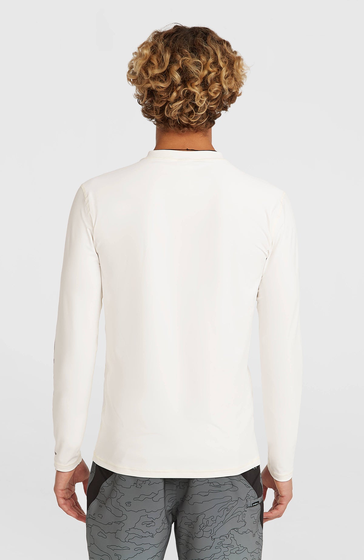 Weißes Longsleeve-UV-Shirt für Herren mit Logo-Print in Schwarz, schlichte Rückansicht getragen am Model