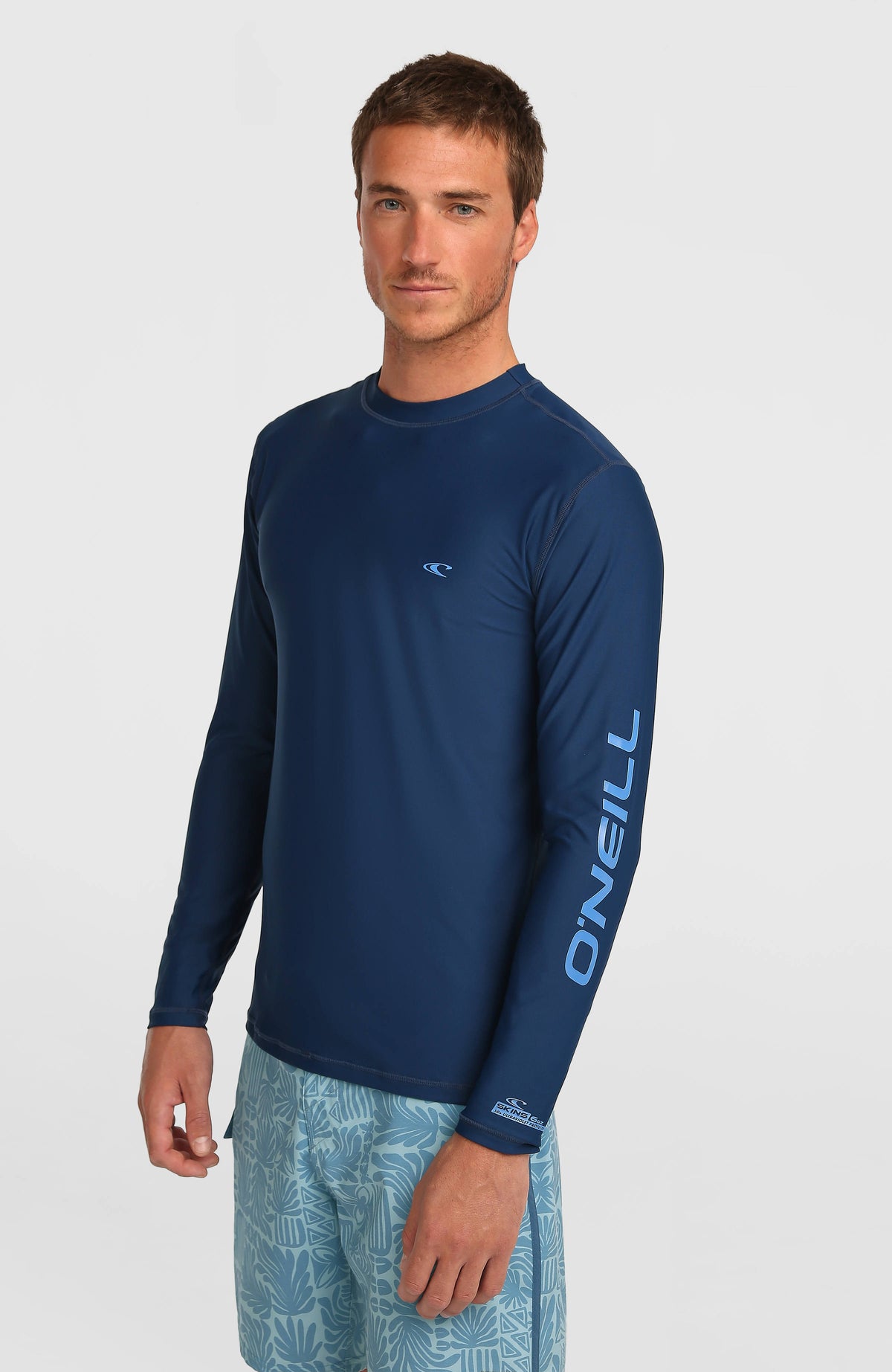O'Neill Longsleeve-UV-Shirt für Herren, blau mit Logo-Print in Hellblau, Vorderansicht, getragen am Model