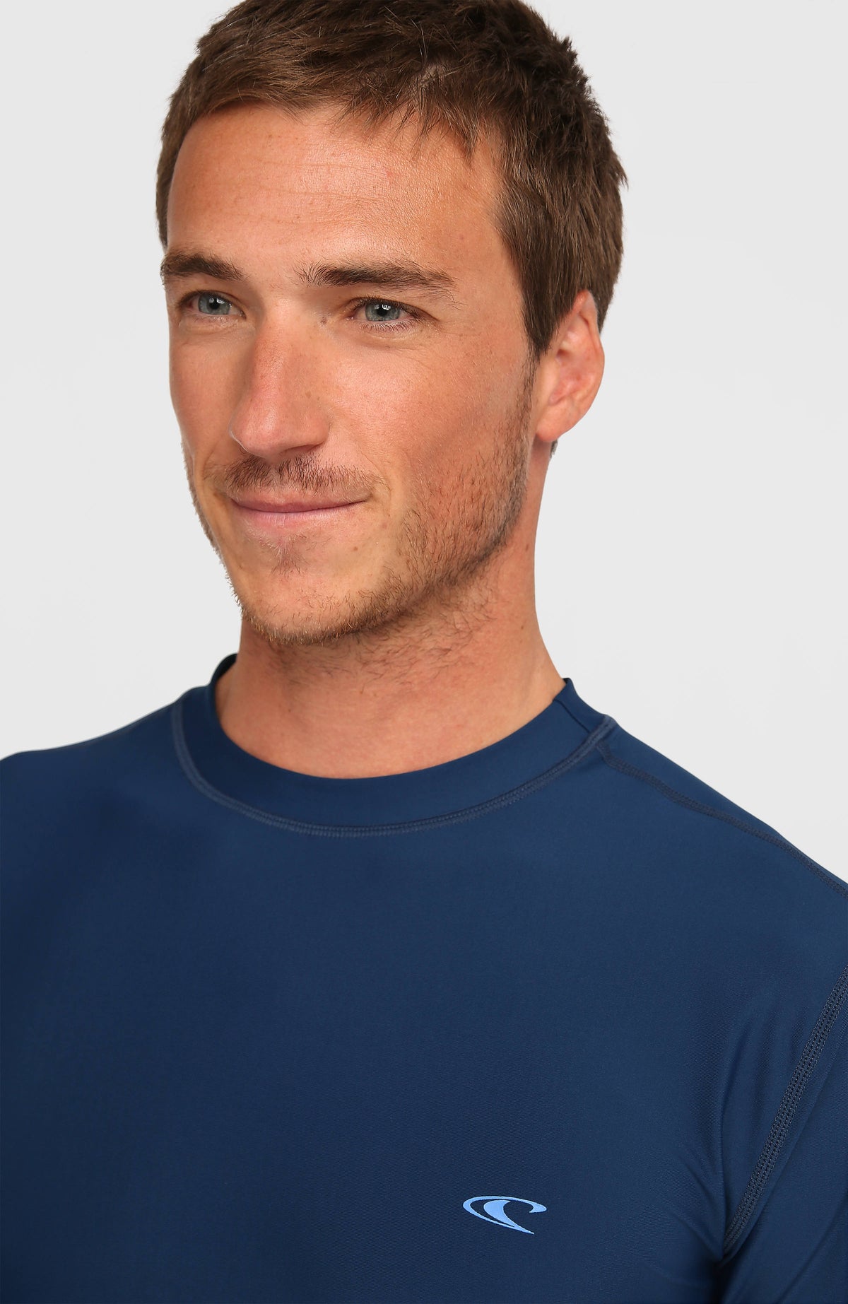 Nahaufnahme von Rundhalsausschnitt und Logo-Print des blauen Longsleeve-UV-Shirts, getragen am Model
