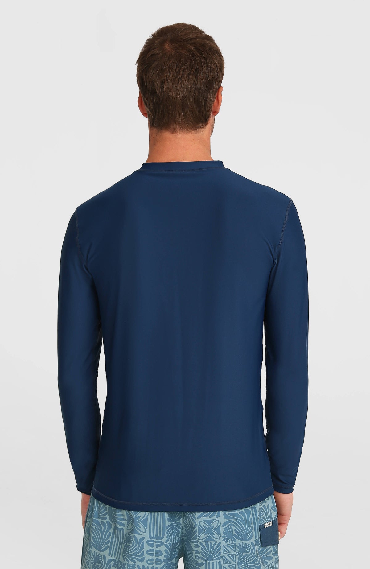 Blaues Longsleeve-UV-Shirt für Herren mit Logo-Print in Hellblau am Ärmel, Rückansicht, getragen am Model