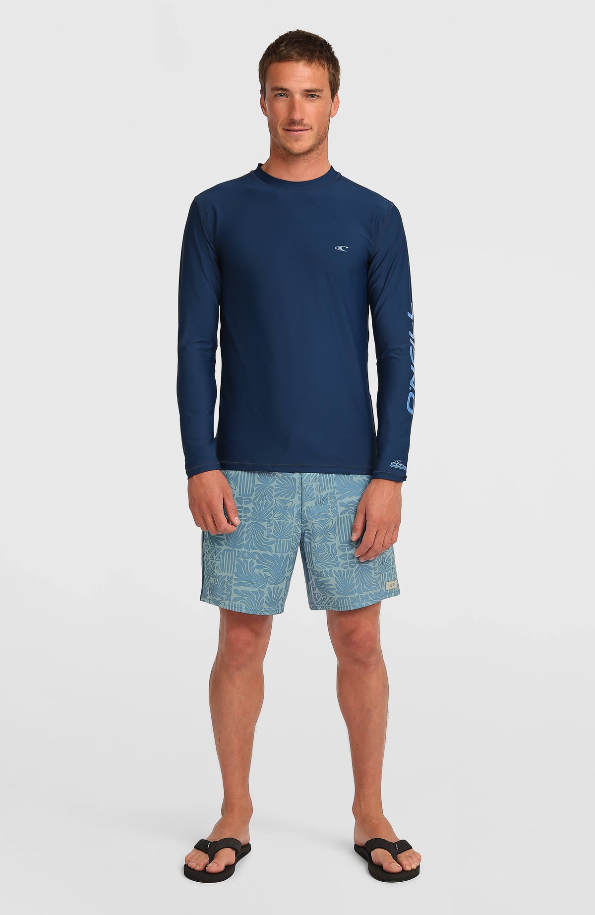 Blaues Longsleeve-UV-Shirt für Herren mit Logo-Print in Hellblau, Vorderansicht in voller Länge am Model