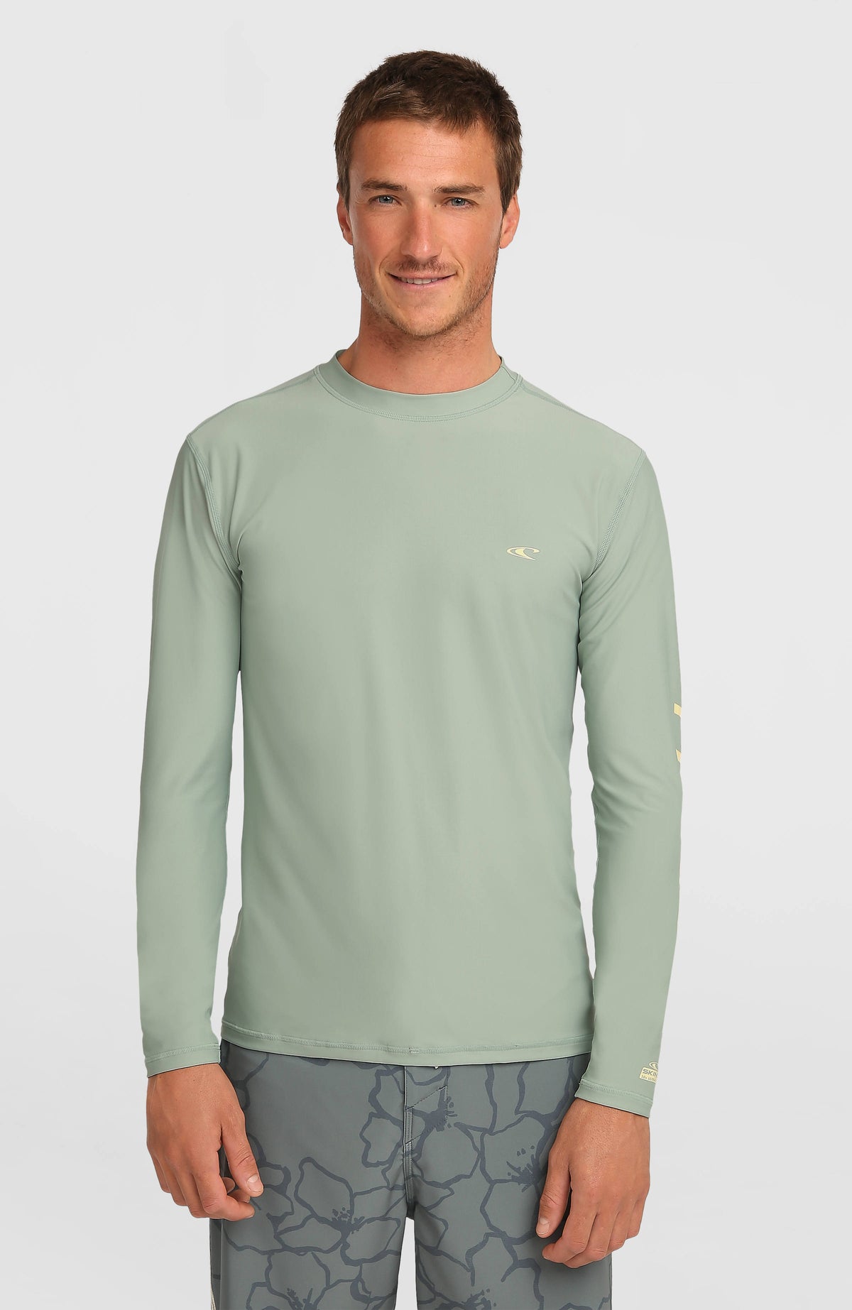 O'Neill Longsleeve-UV-Shirt für Herren, grün, Vorderansicht getragen am Model mit Rundhalsausschnitt und langen Ärmeln