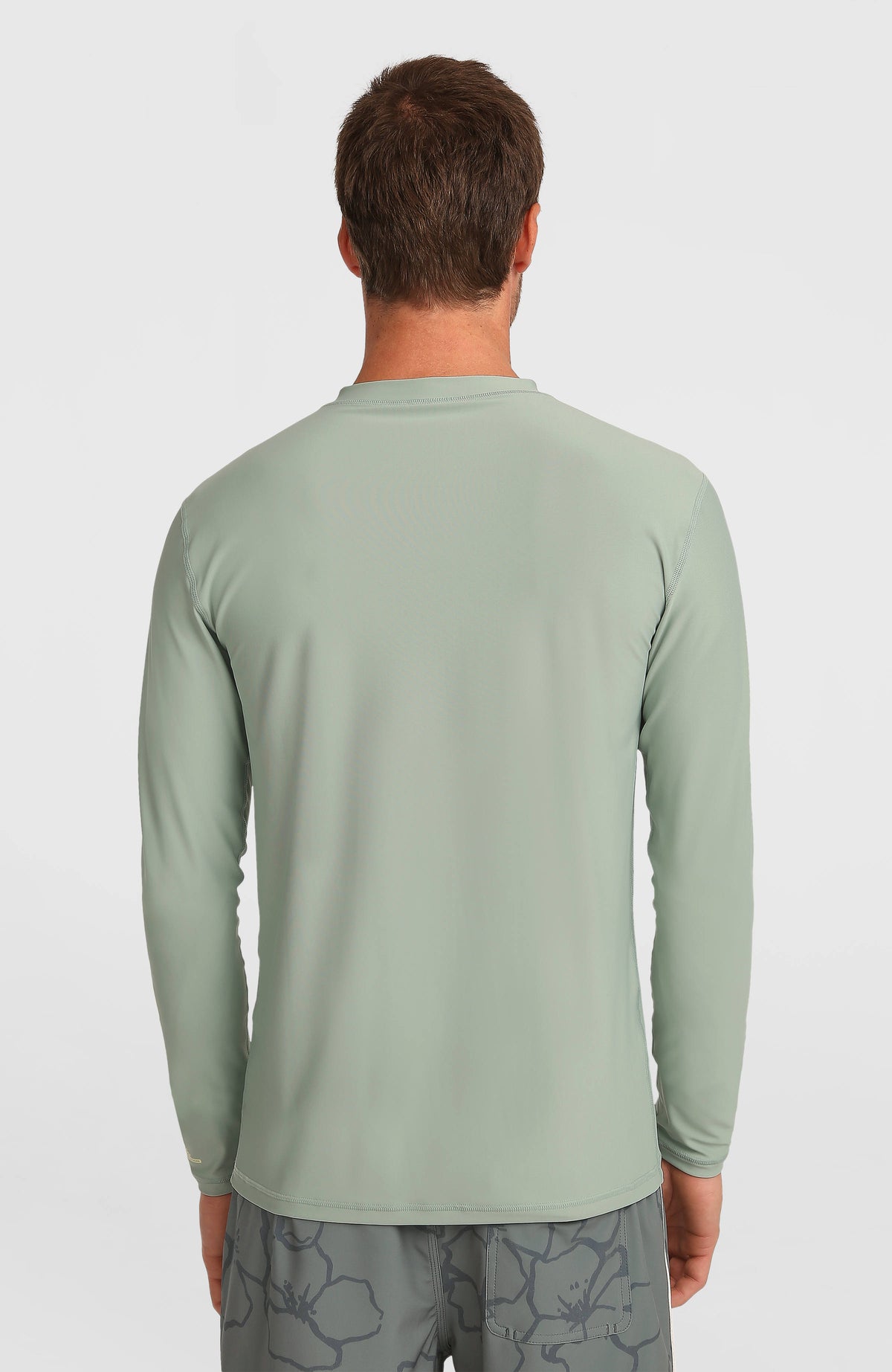Grünes Longsleeve-UV-Shirt für Herren, Rückansicht getragen am Model mit sichtbaren Teilungsnähten