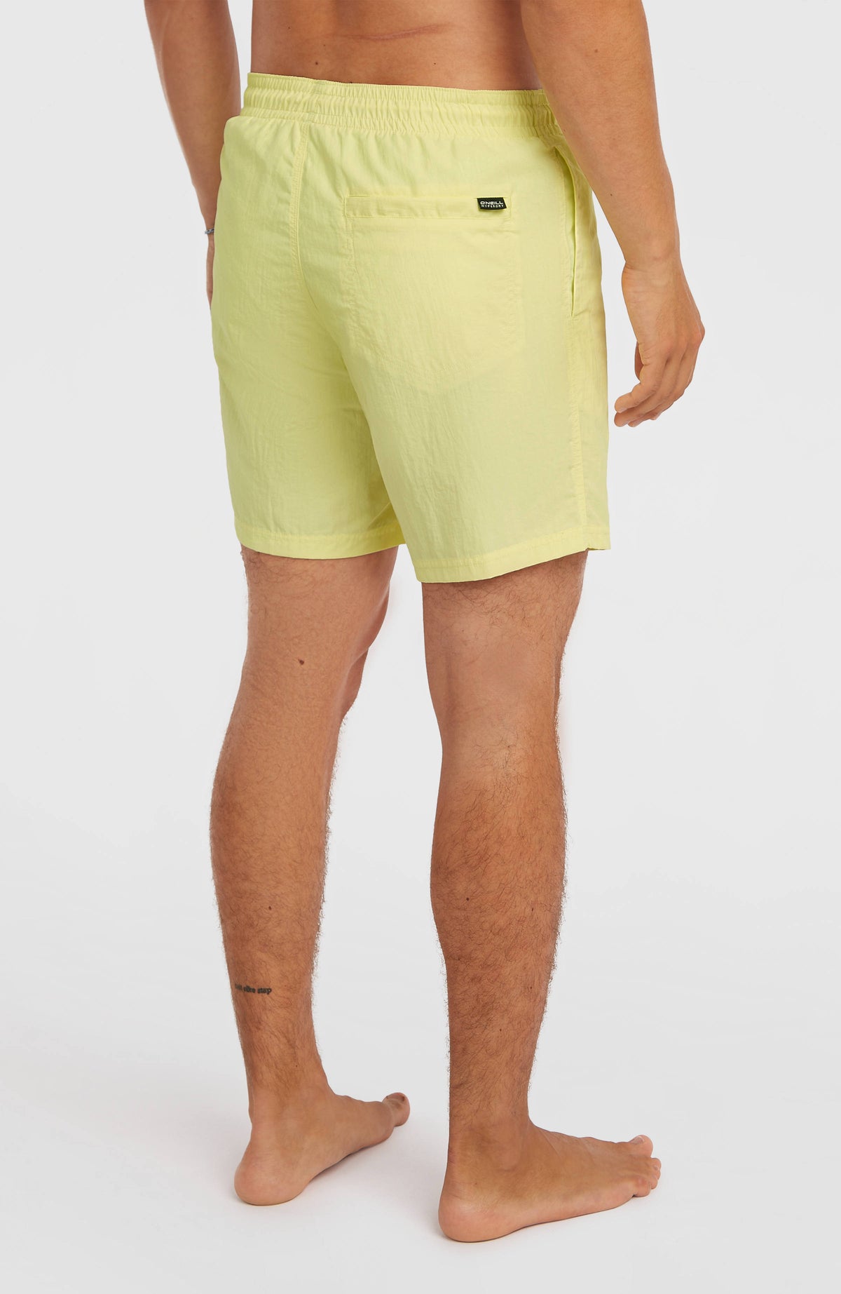 Vert 16'' Badehose für Herren, gelb, Rückansicht am Model, aufgesetzte Gesäßtasche mit kleinem Label-Patch