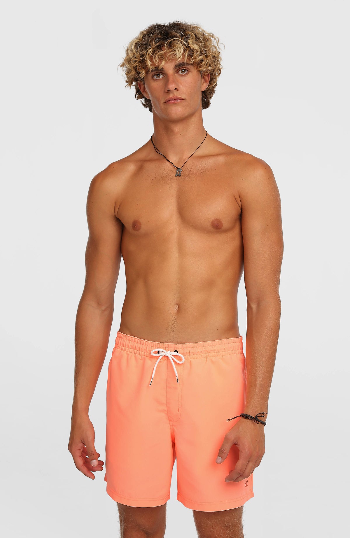 O'Neill Vert 16'' Badehose für Herren, orange, Vorderansicht am Model mit weißem Kordelzug am Bund