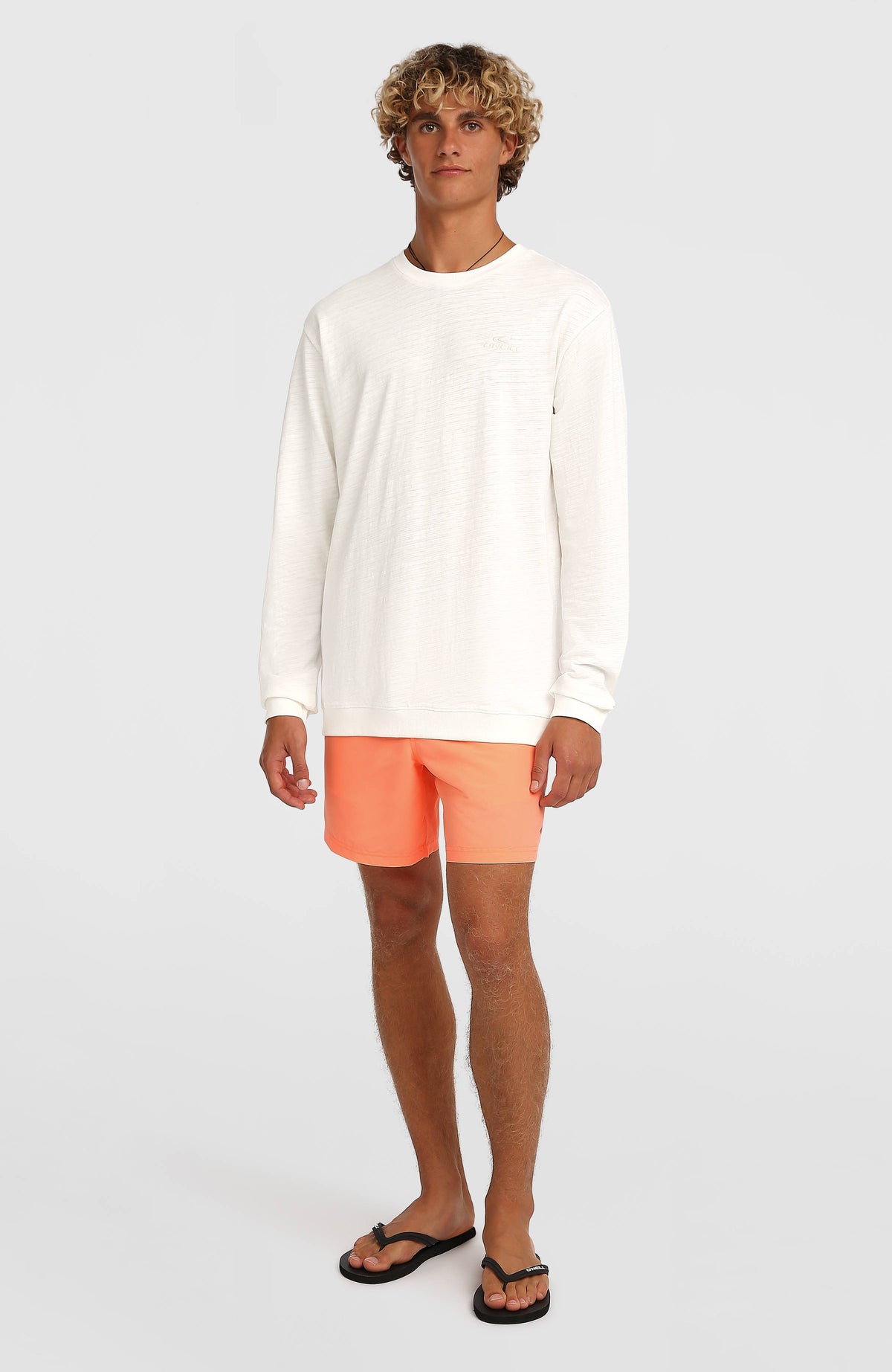 Vert 16'' Badehose für Herren, orange, Ganzkörperansicht von vorne getragen am Model