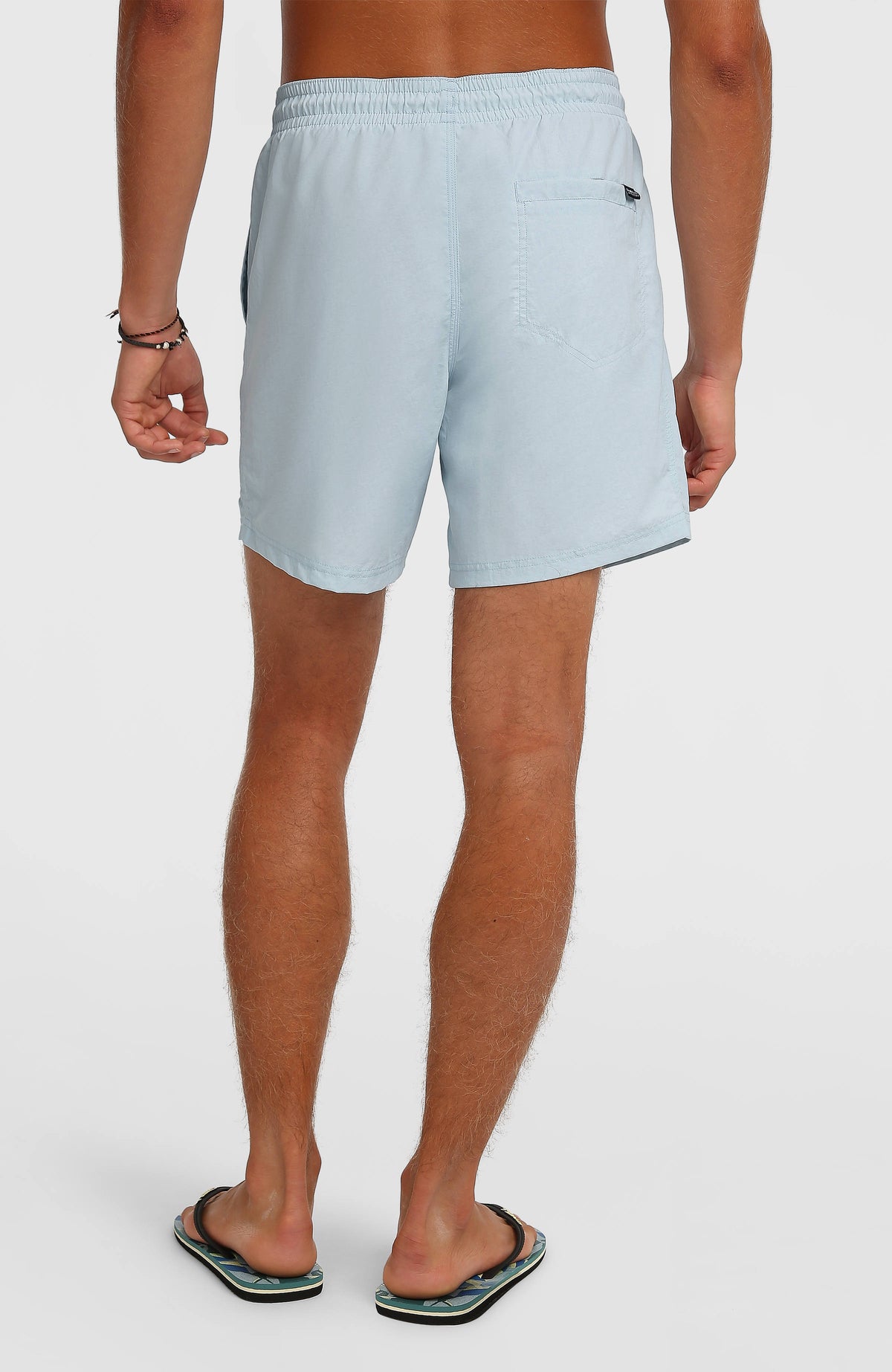 Vert 16'' Badehose für Herren, blau, Rückansicht am Model mit aufgesetzter Gesäßtasche