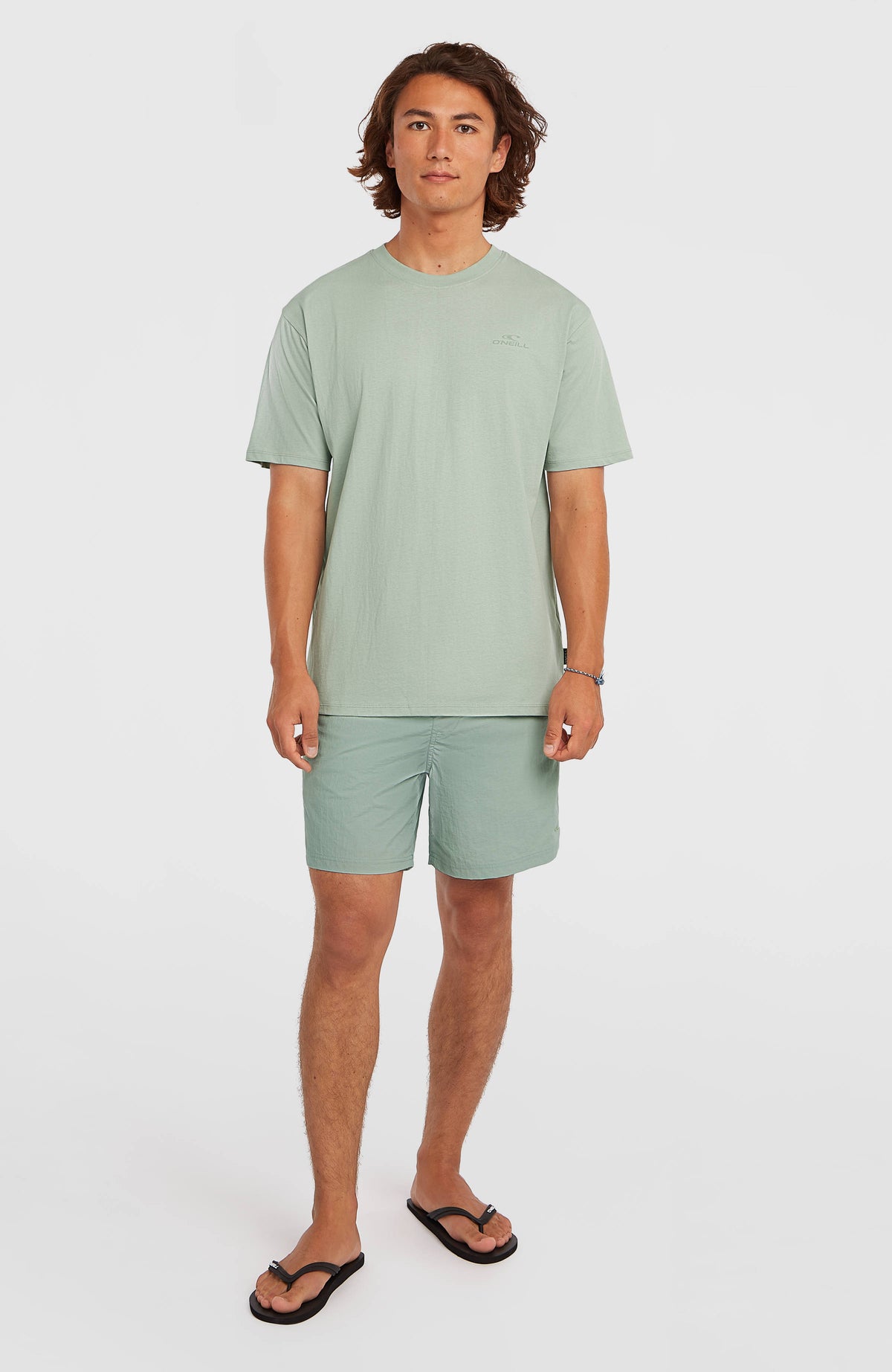 Vert 16'' Badehose für Herren, grün, Ganzkörperansicht am Model, kombiniert mit farblich abgestimmtem T-Shirt