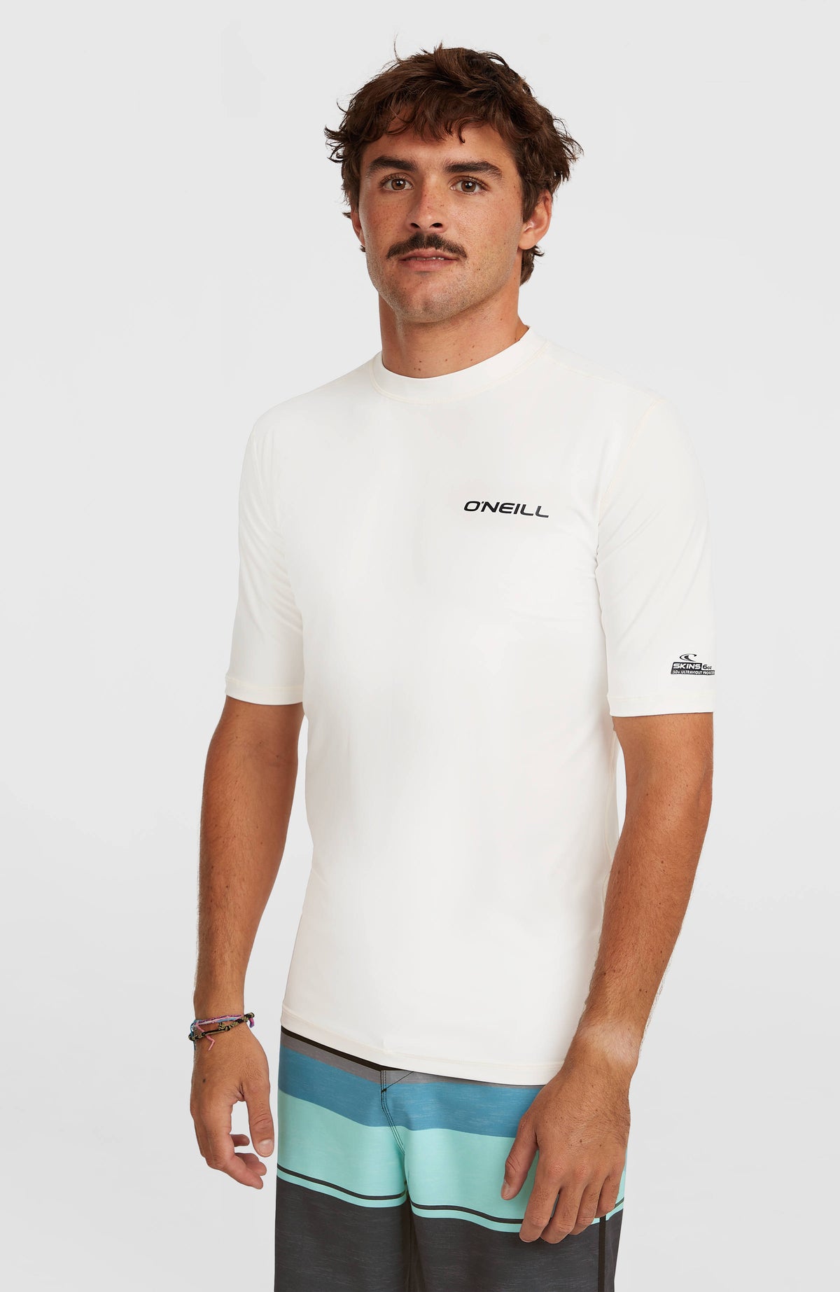 O'Neill Shortsleeve-UV-Shirt für Herren, weiß, Vorderansicht am Model mit kurzen Ärmeln und Rundhalskragen
