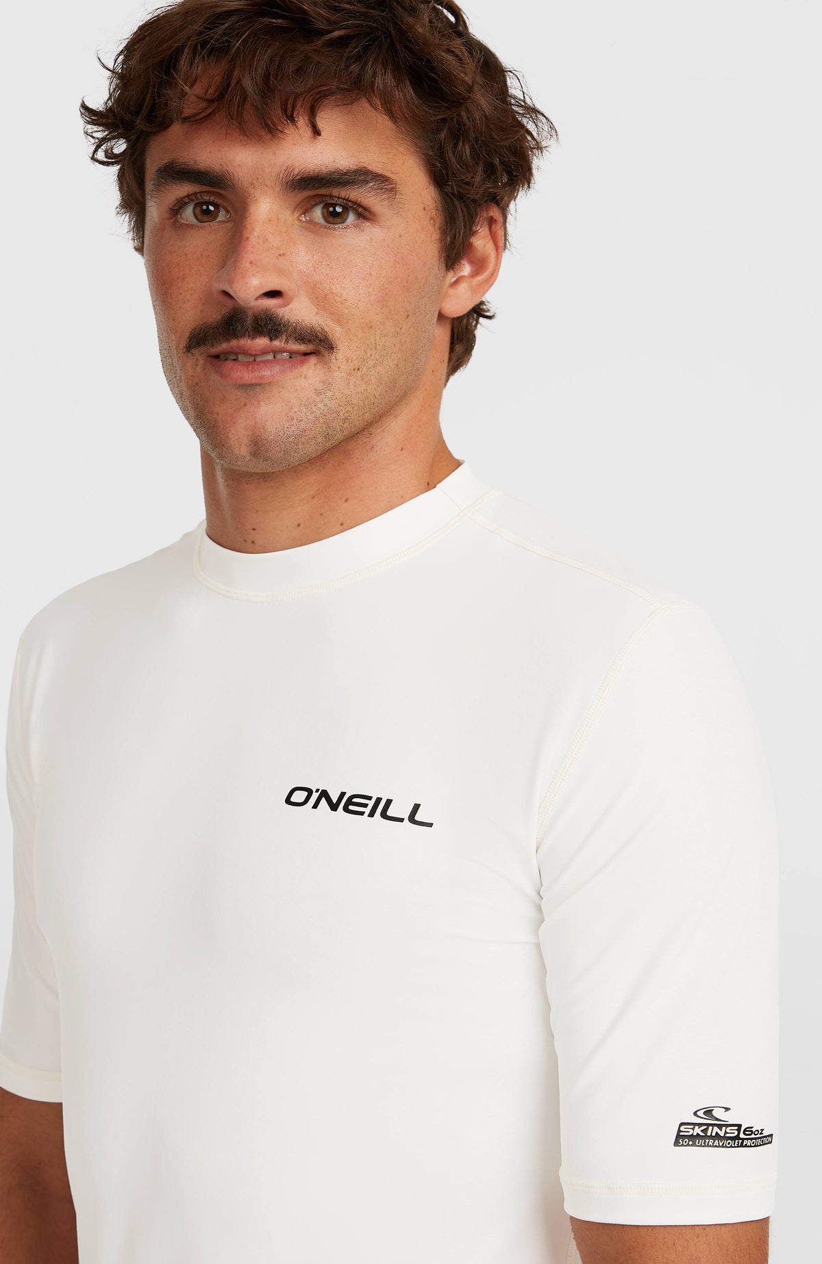 Nahaufnahme des weißen Shortsleeve-UV-Shirts am Model, Vorderansicht mit Rundhalskragen und Logo-Print