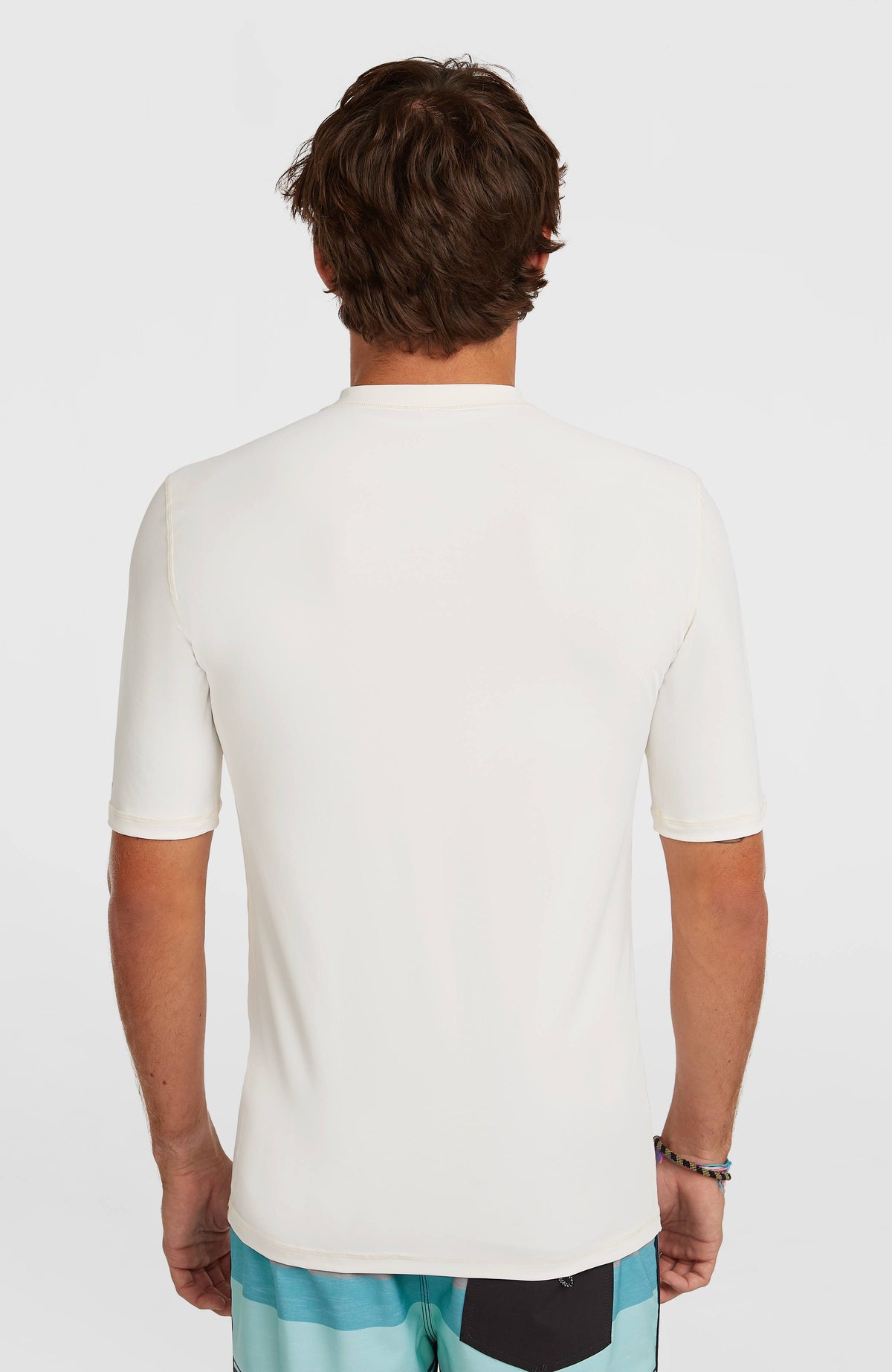 Shortsleeve-UV-Shirt für Herren, weiß, Rückansicht am Model mit sichtbaren Nähten an den Ärmelsäumen