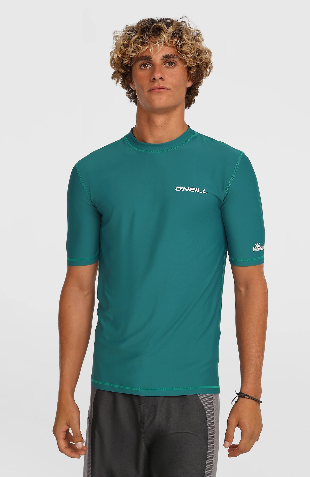 O'Neill Shortsleeve-UV-Shirt für Herren, grün, Vorderansicht am Model