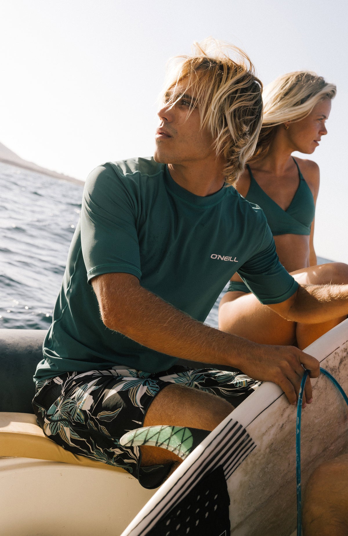 Shortsleeve-UV-Shirt für Herren, grün, am Model auf einem Boot auf dem Wasser