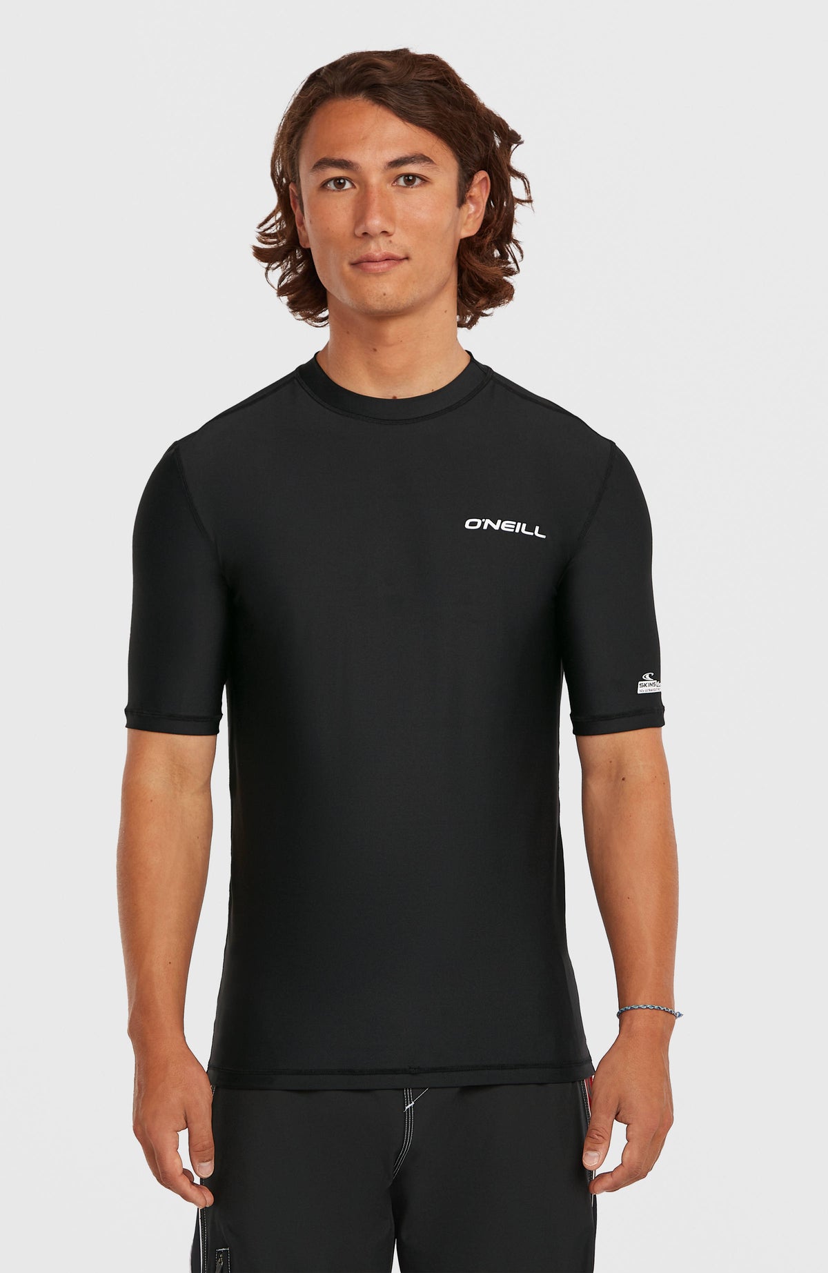 O'Neill Shortsleeve-UV-Shirt für Herren in Schwarz, Vorderansicht am Model mit Rundhalsausschnitt