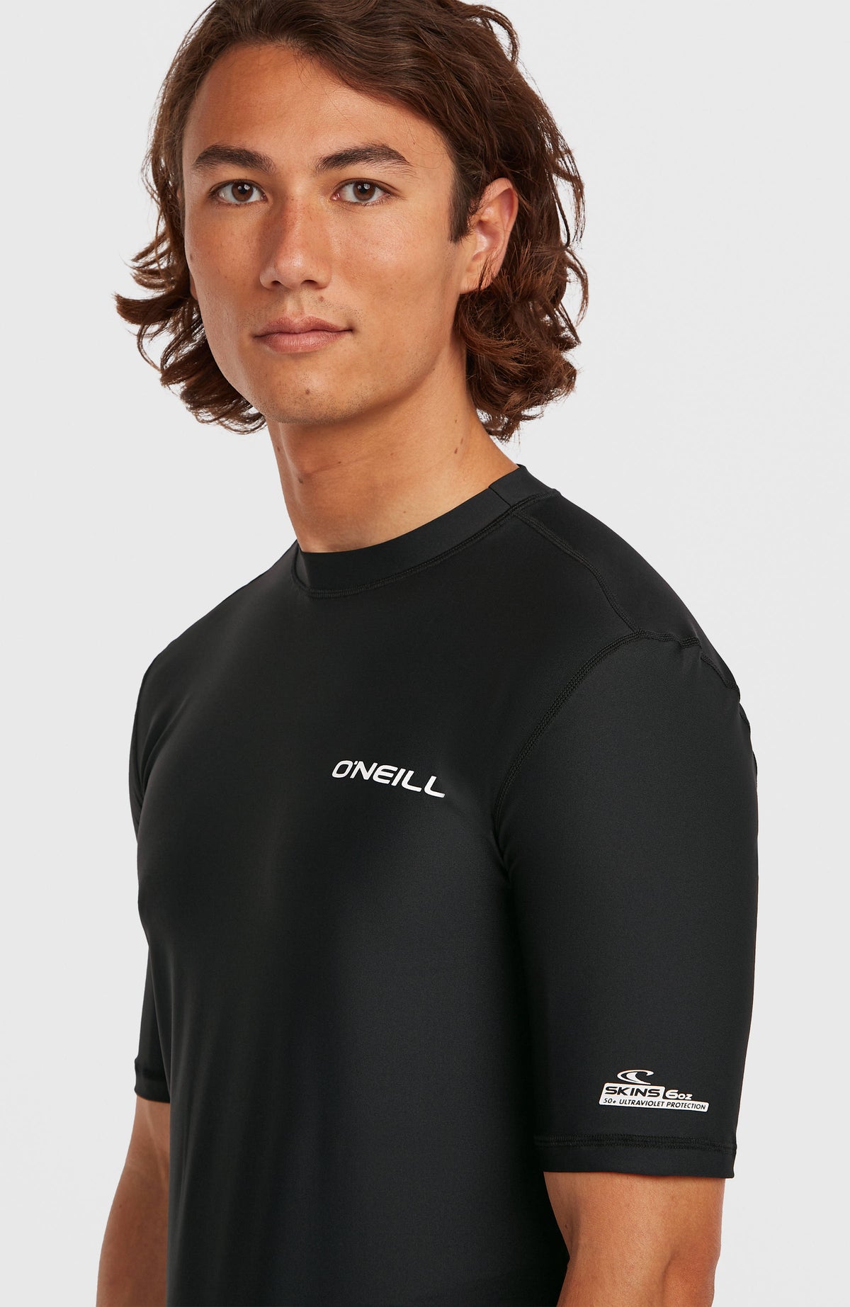 Schwarzes Shortsleeve-UV-Shirt für Herren, Nahaufnahme am Model mit weißem Logo-Print am Halsausschnitt